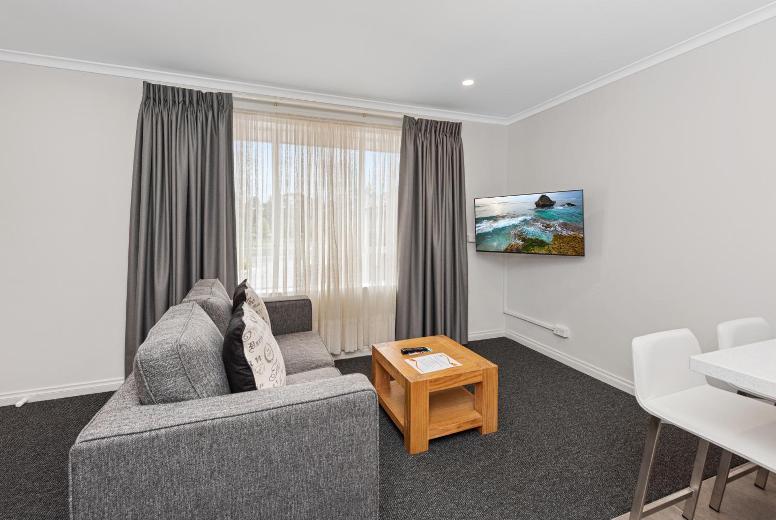 Executive One-Bedroom Suite thumbnail 6