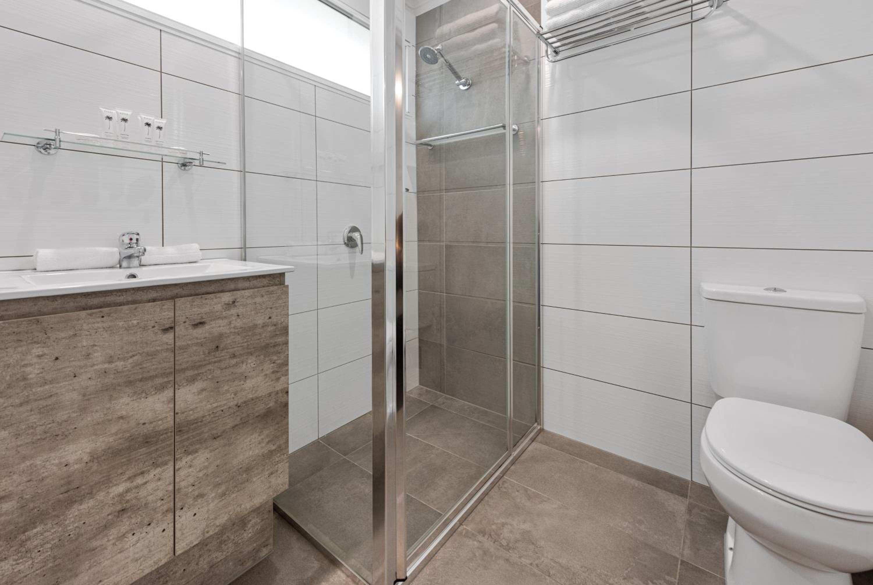 Superior One-Bedroom Apartment thumbnail 6