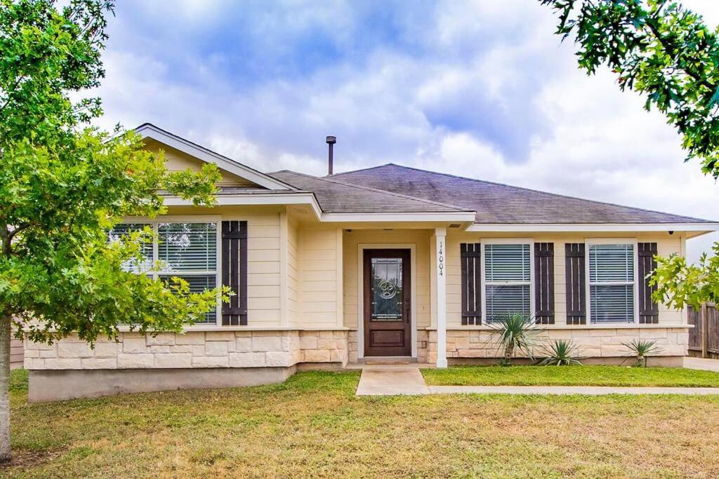 Three-Bedroom House photo 2