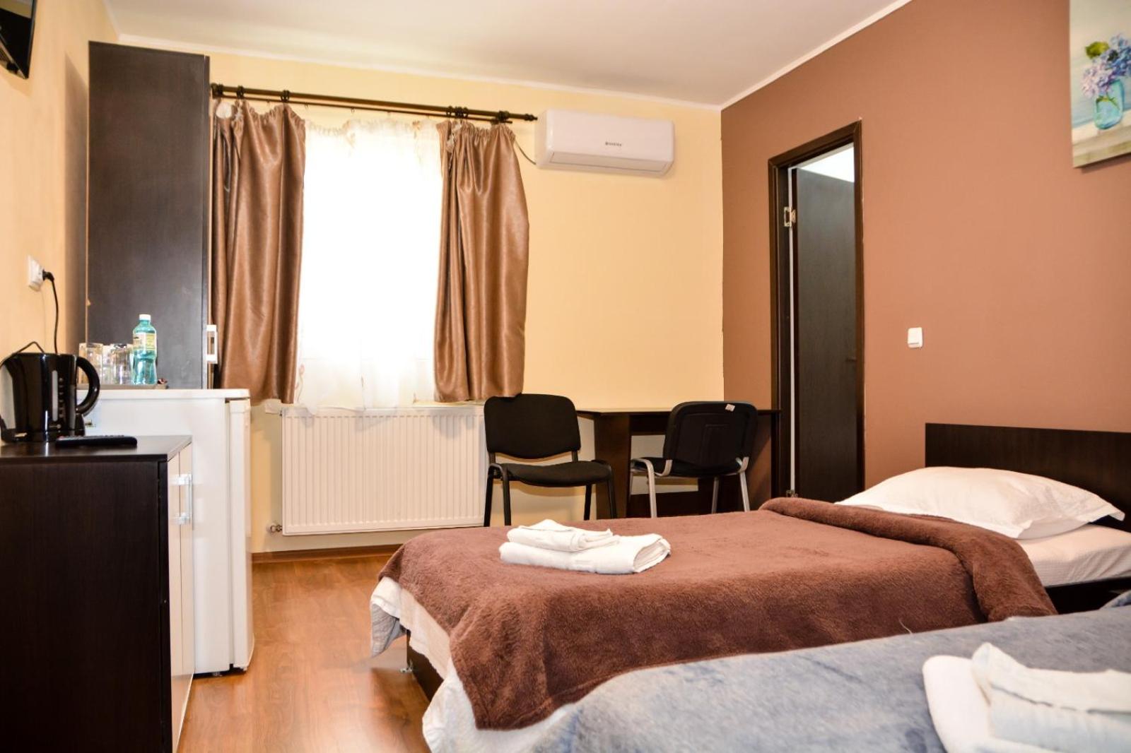 Twin Room - Photo 9