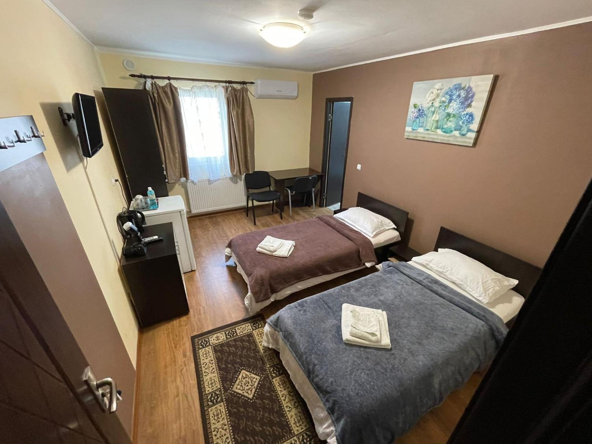 Twin Room - Photo 10