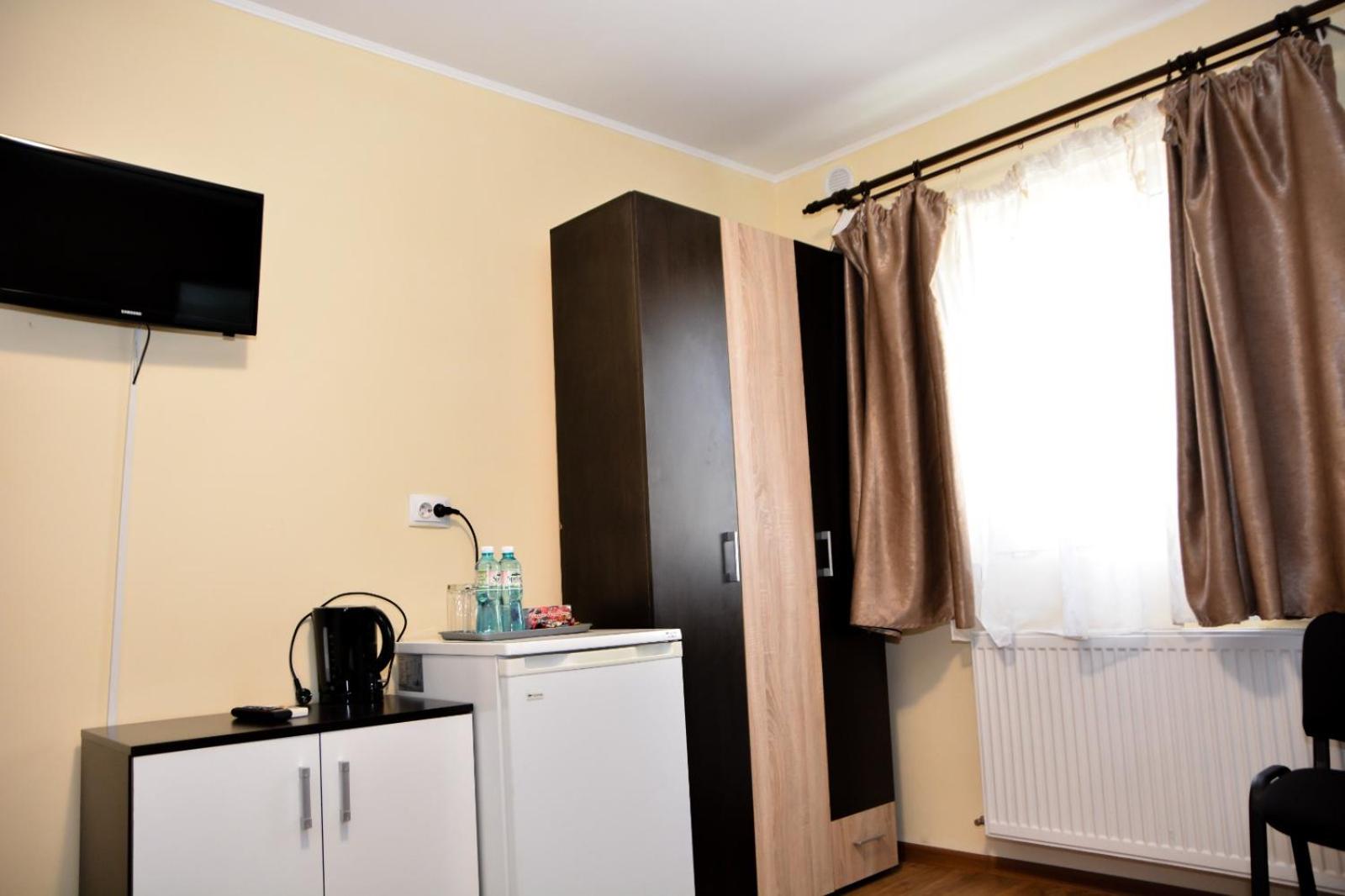 Twin Room - Photo 11