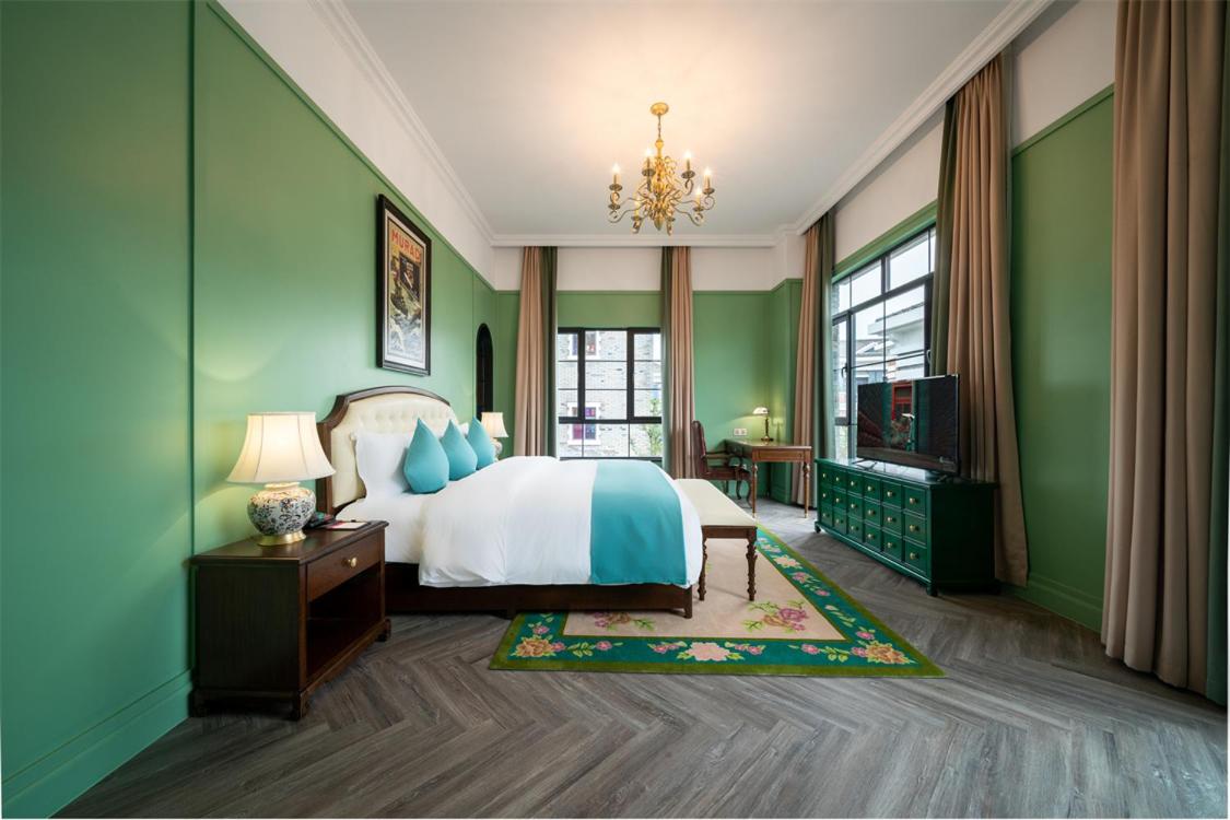 Premium King Room With Courtyard View photo 2