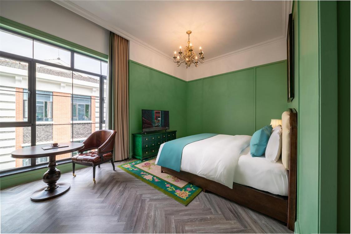Premium King Room With Courtyard View photo 3