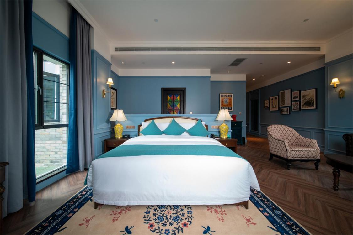 Deluxe Queen Room