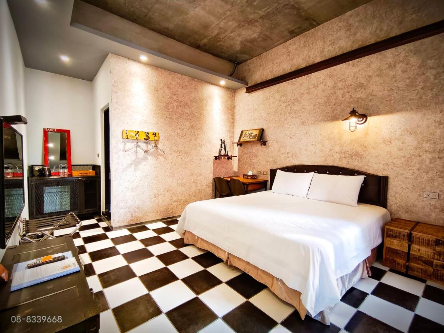 Queen Room photo 2