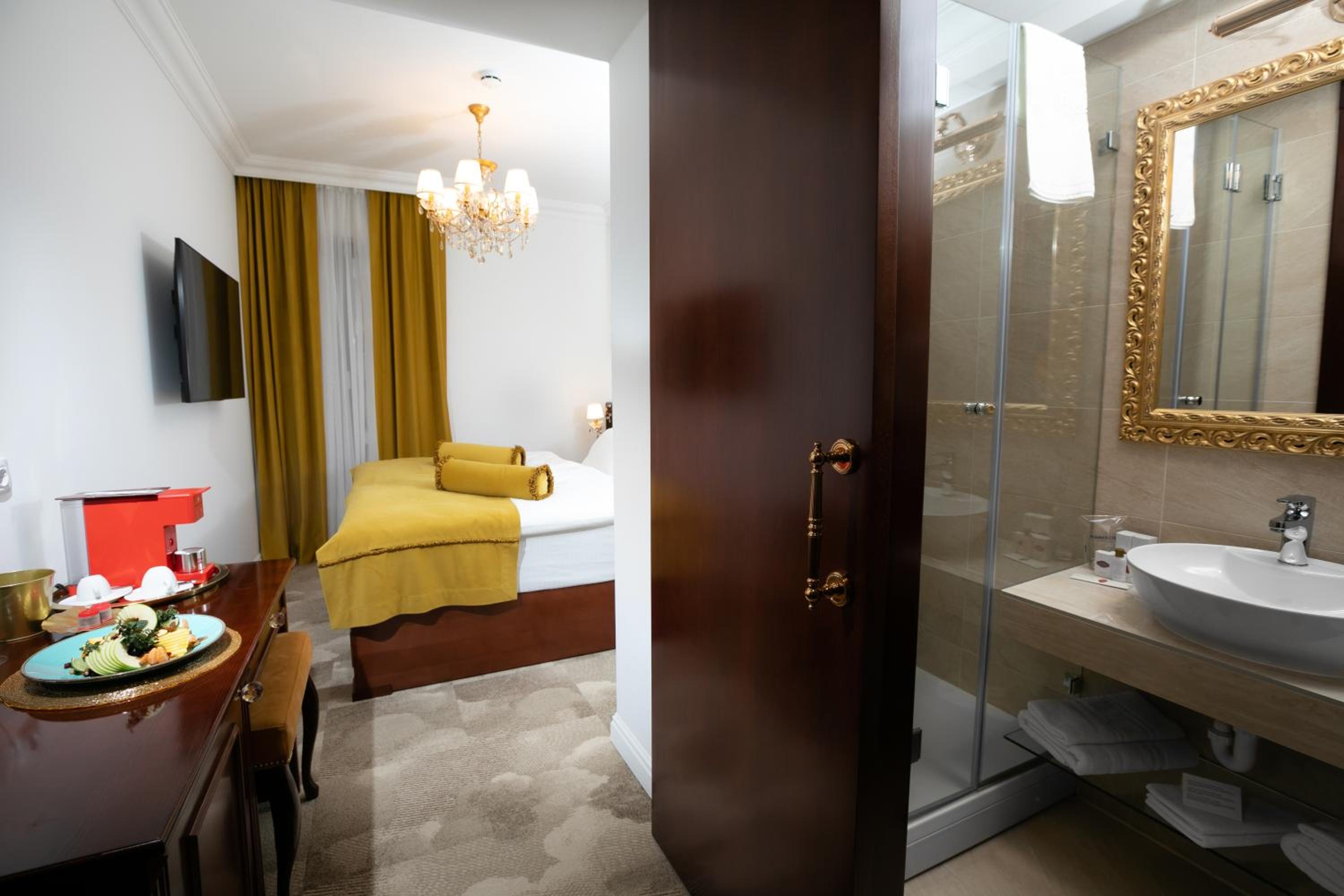 Double or Twin Room with View - Photo 1