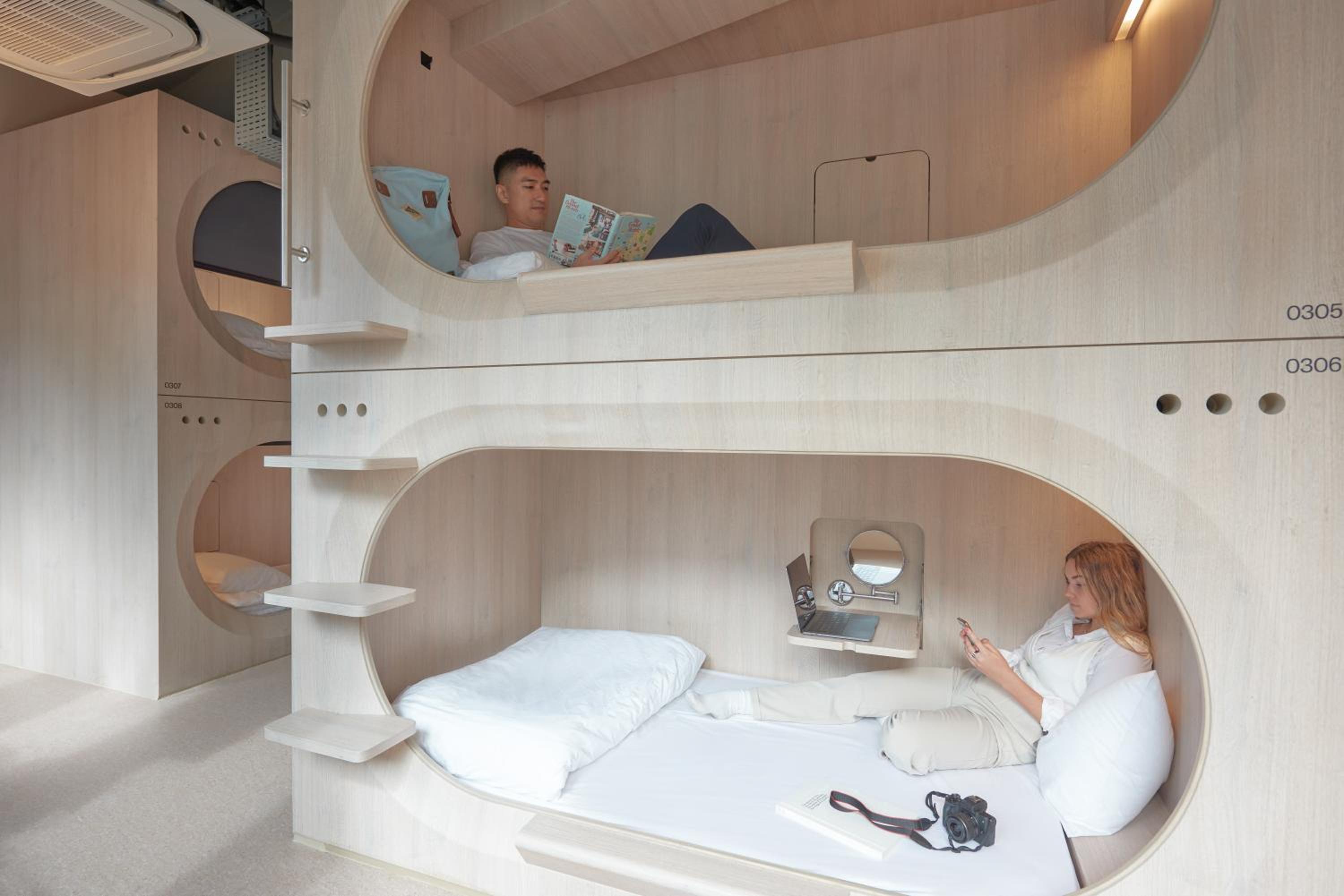 Single Capsule in a 10-Capsule Female-Only Room (3)
