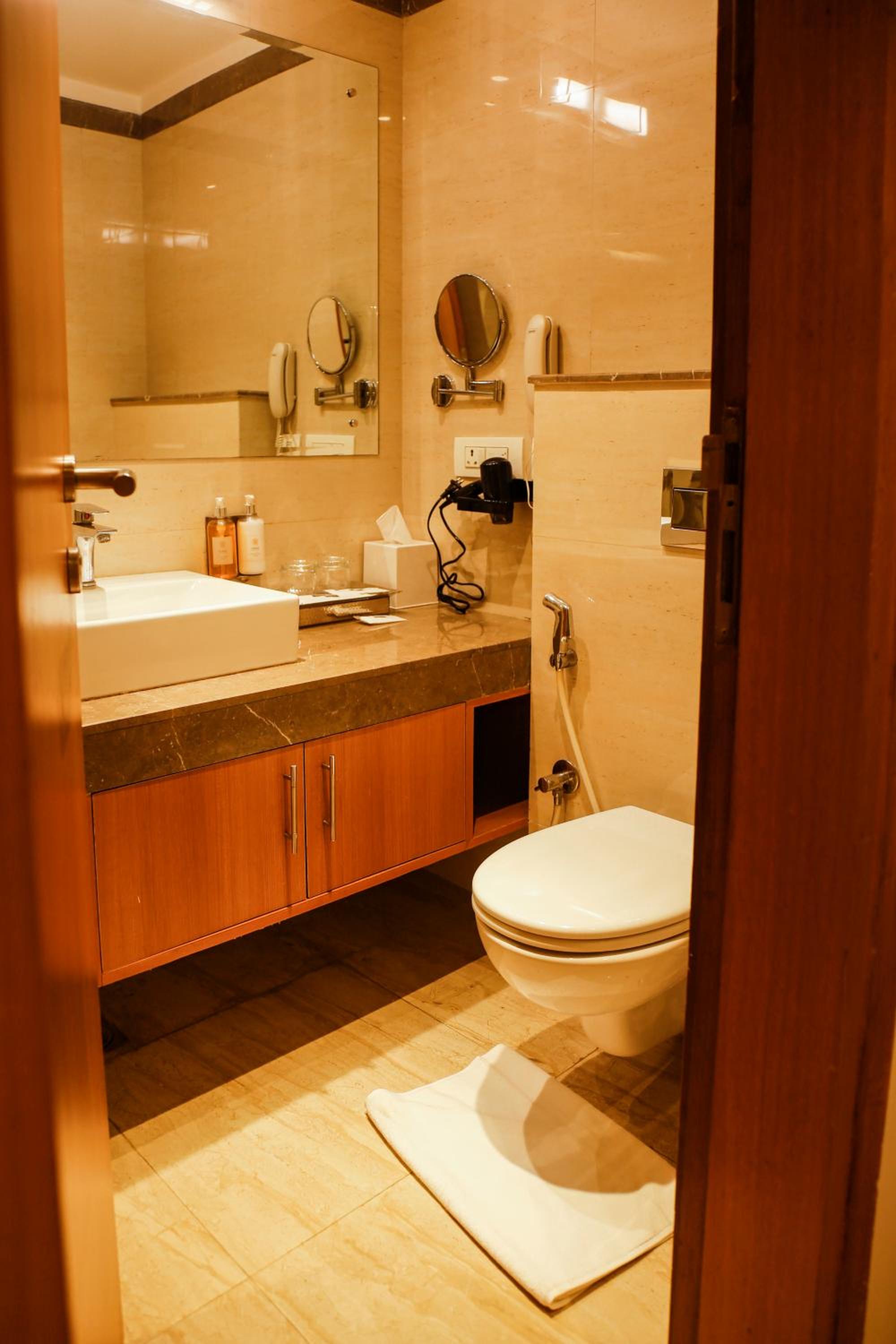 Standard King Room with 10% discount on F&B - Photo 2