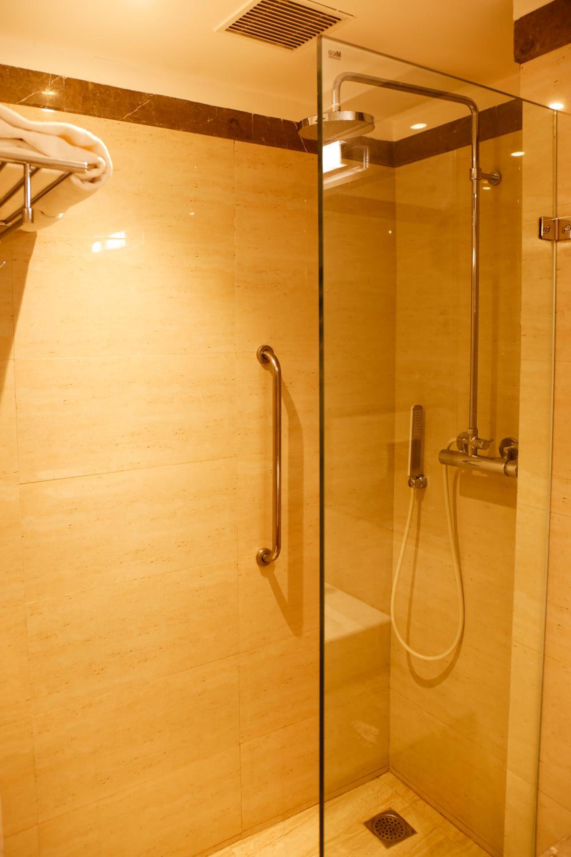 Standard King Room with 10% discount on F&B - Photo 4