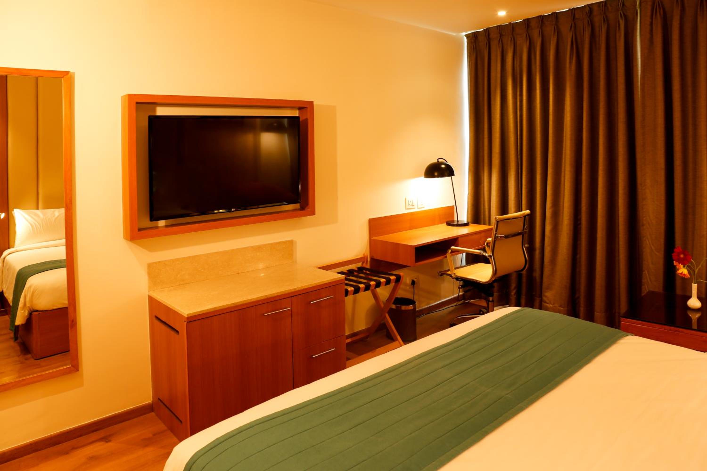Standard King Room with 10% discount on F&B - Photo 3