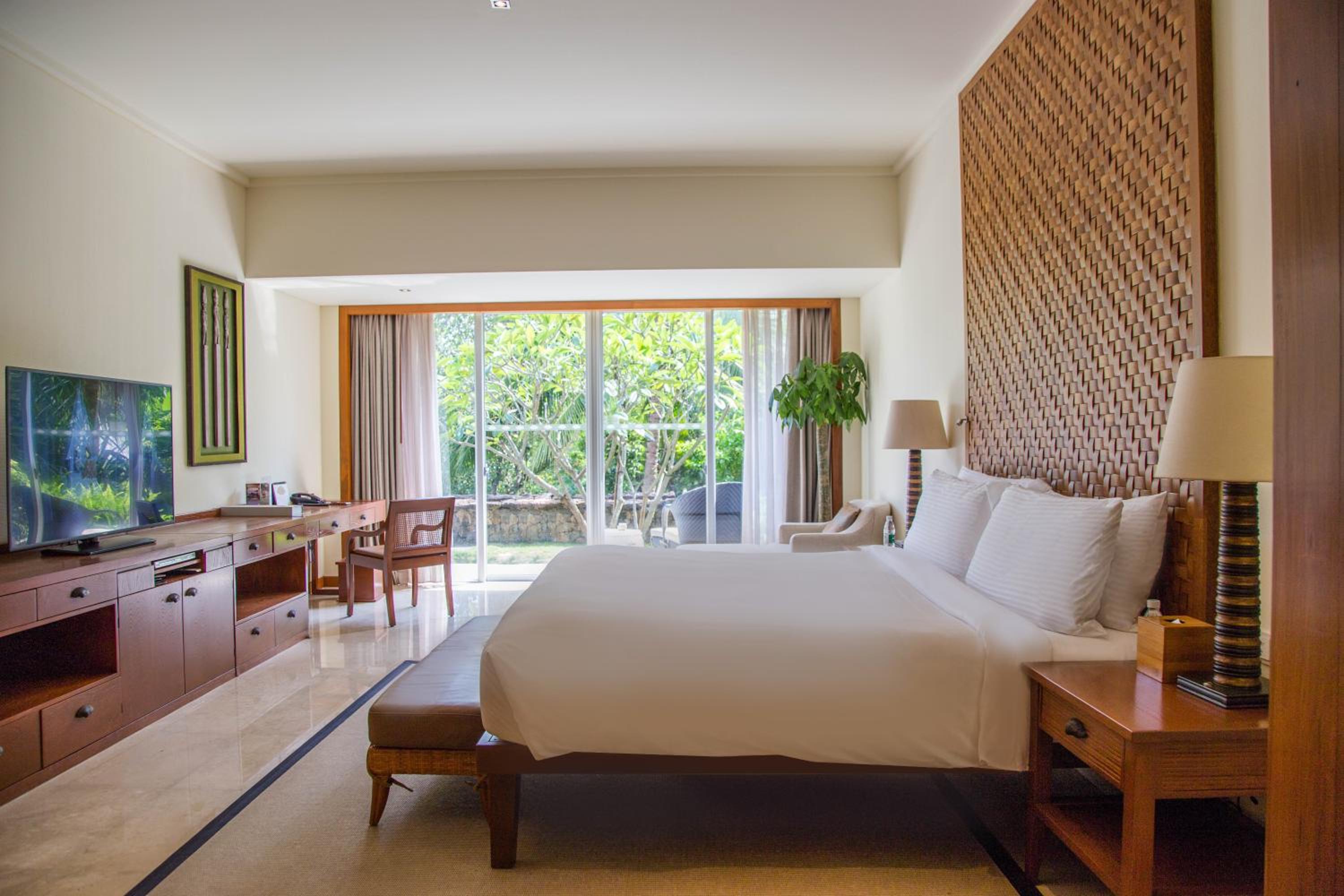 Smart Package - Family Suite Room (Need To Make Appointment 1 Day In Advance: Limos Pick-Up Service From Sanya Phoenix Airport+30-Miniute Photo-Shooting )