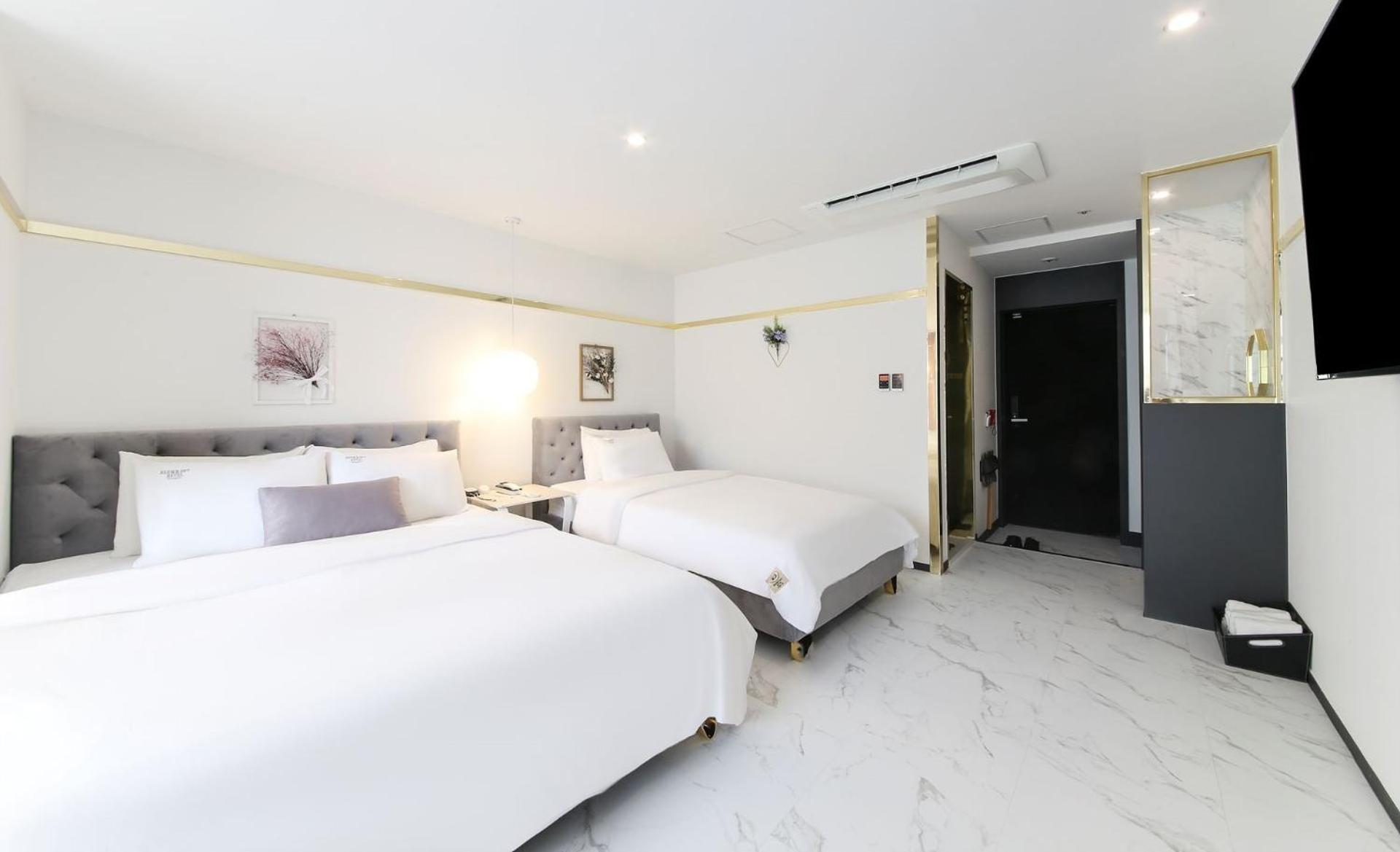 Deluxe Twin Room with Half-Beach View photo 1