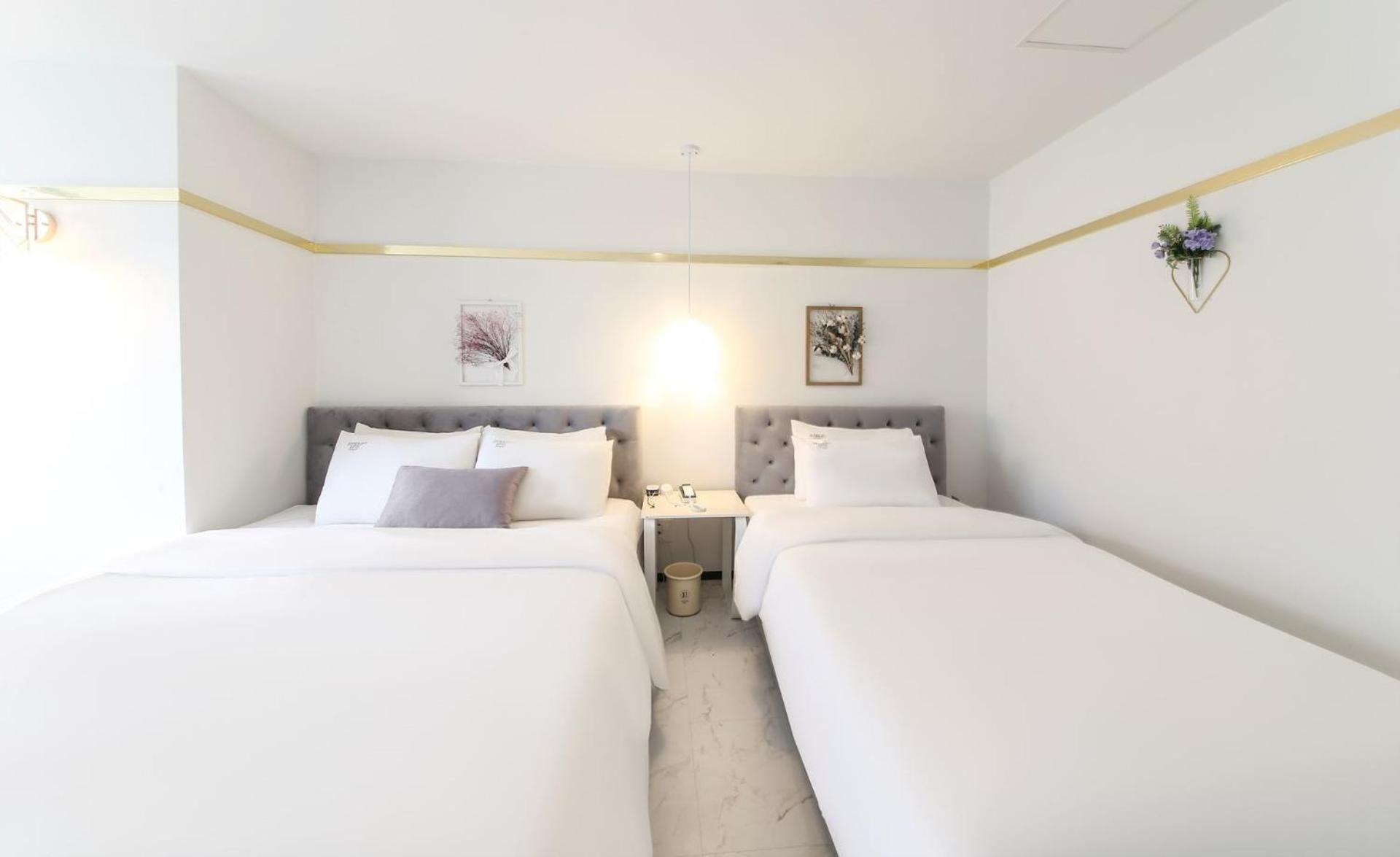 Deluxe Twin Room with Half-Beach View photo 3
