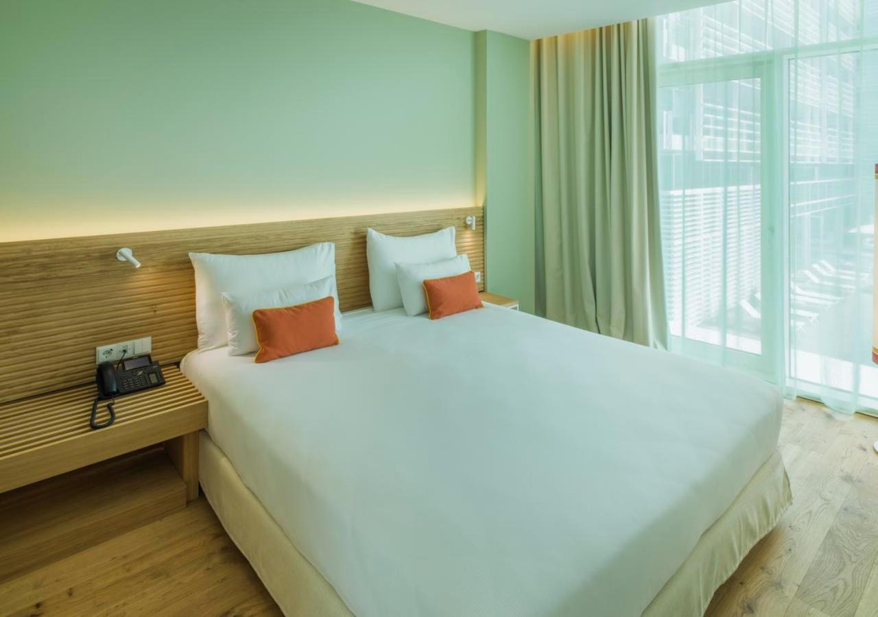 Suite with Balcony and Lateral Sea View