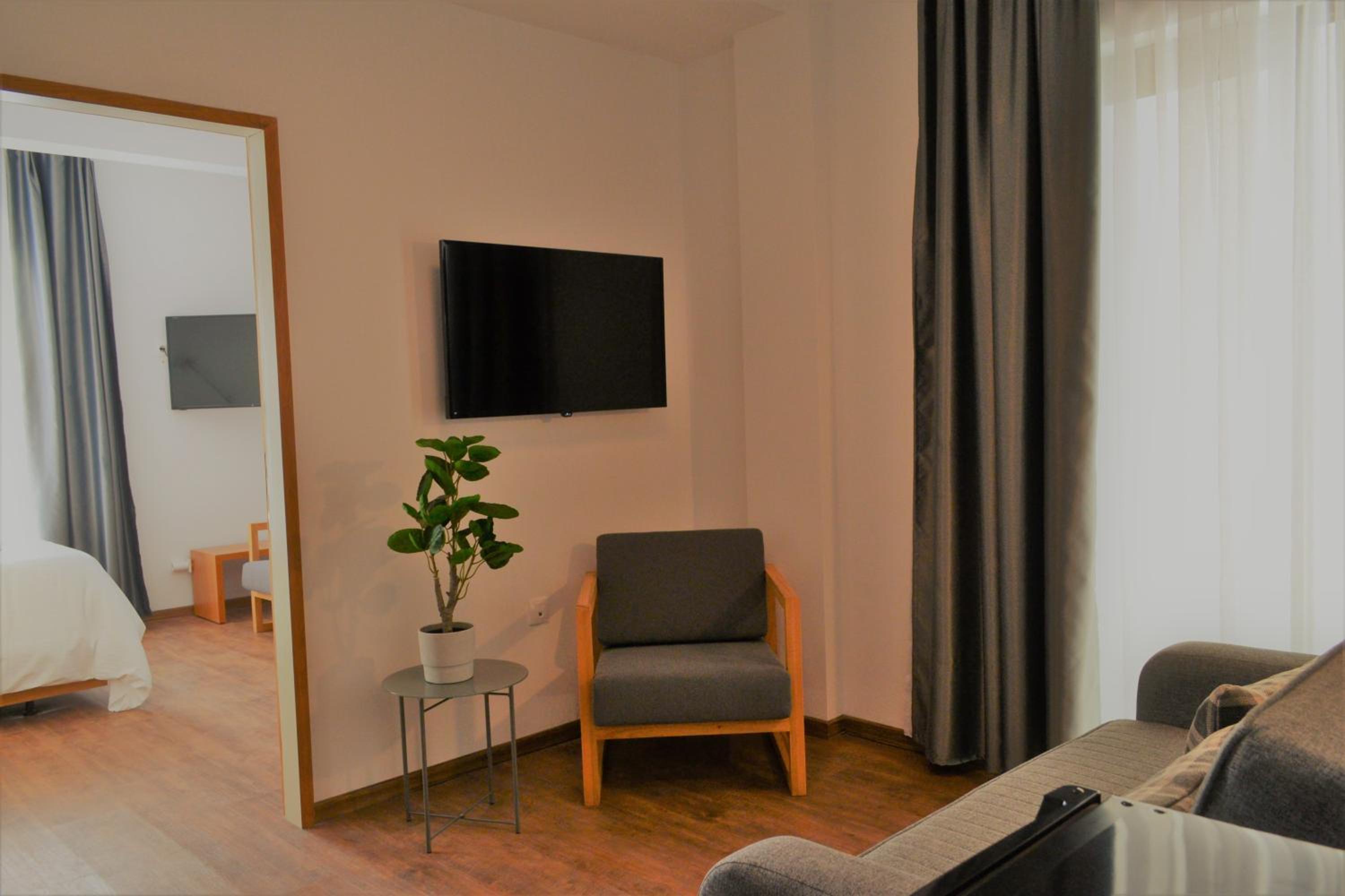 Family Suite with Balcony - Photo 9