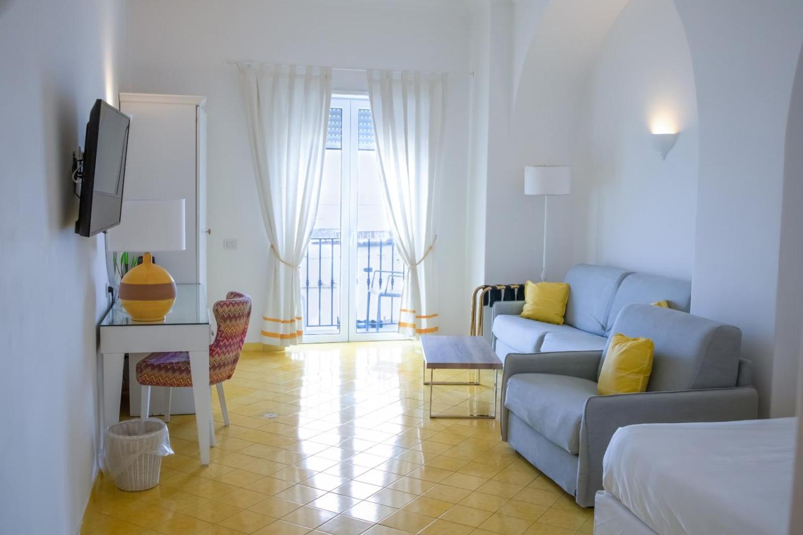 Family Room with Sea View and Balcony - Photo 10