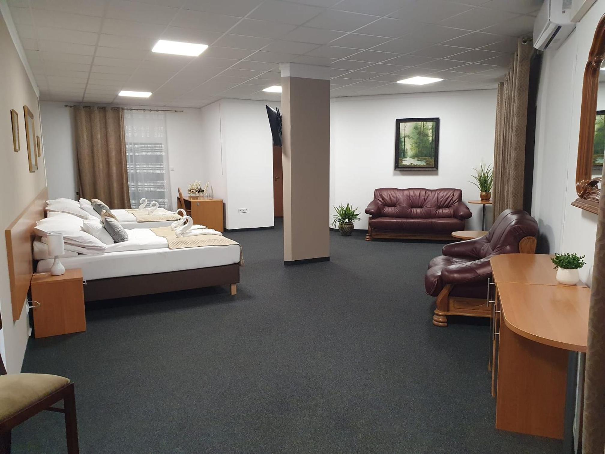 Suite - Photo 1