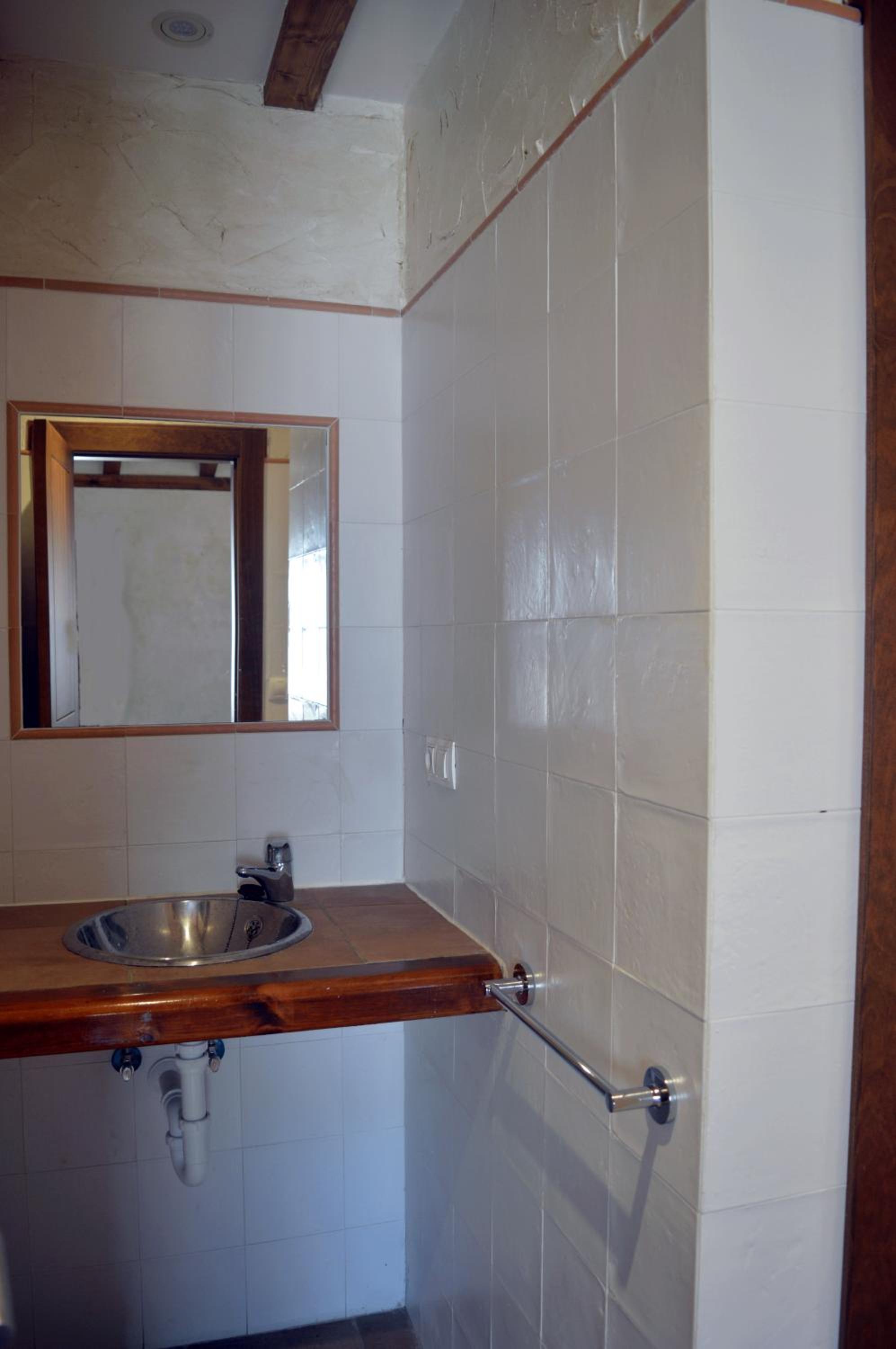 Twin Room with Private Bathroom - Photo 4