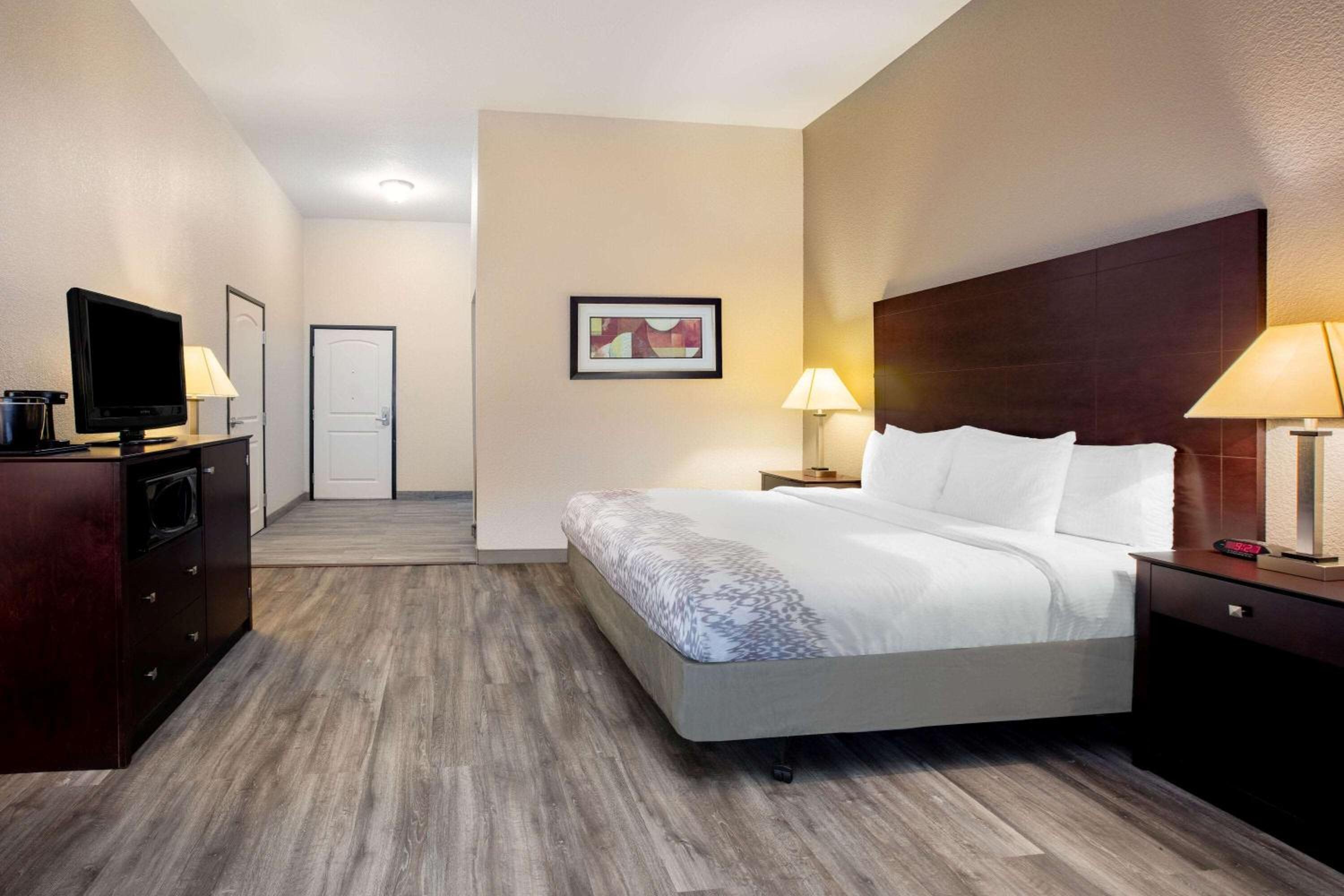King Room with Roll-In Shower - Mobility/Hearing Accessible - Non-Smoking - Photo 3