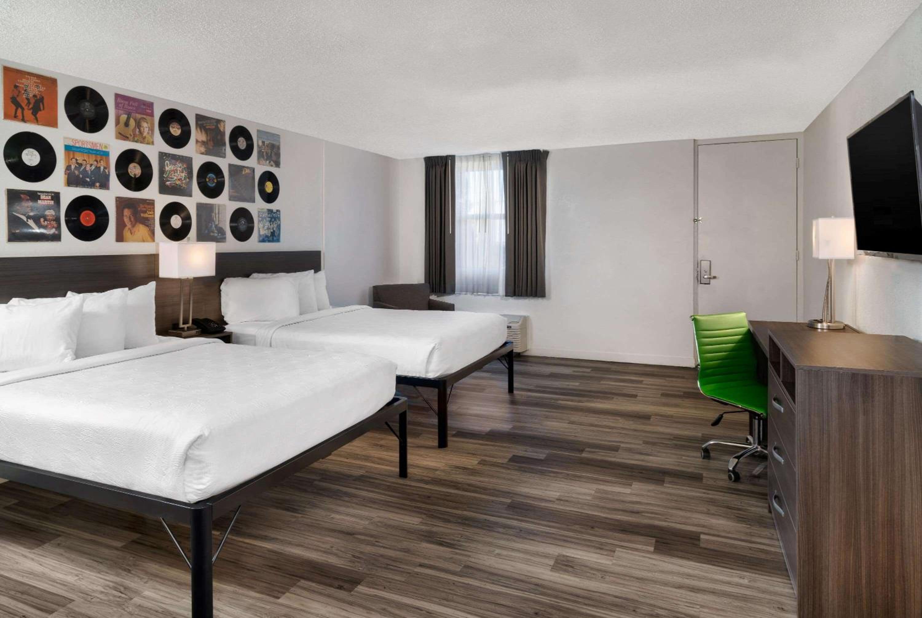 Double Room with Two Double Beds - Non-Smoking - Photo 4