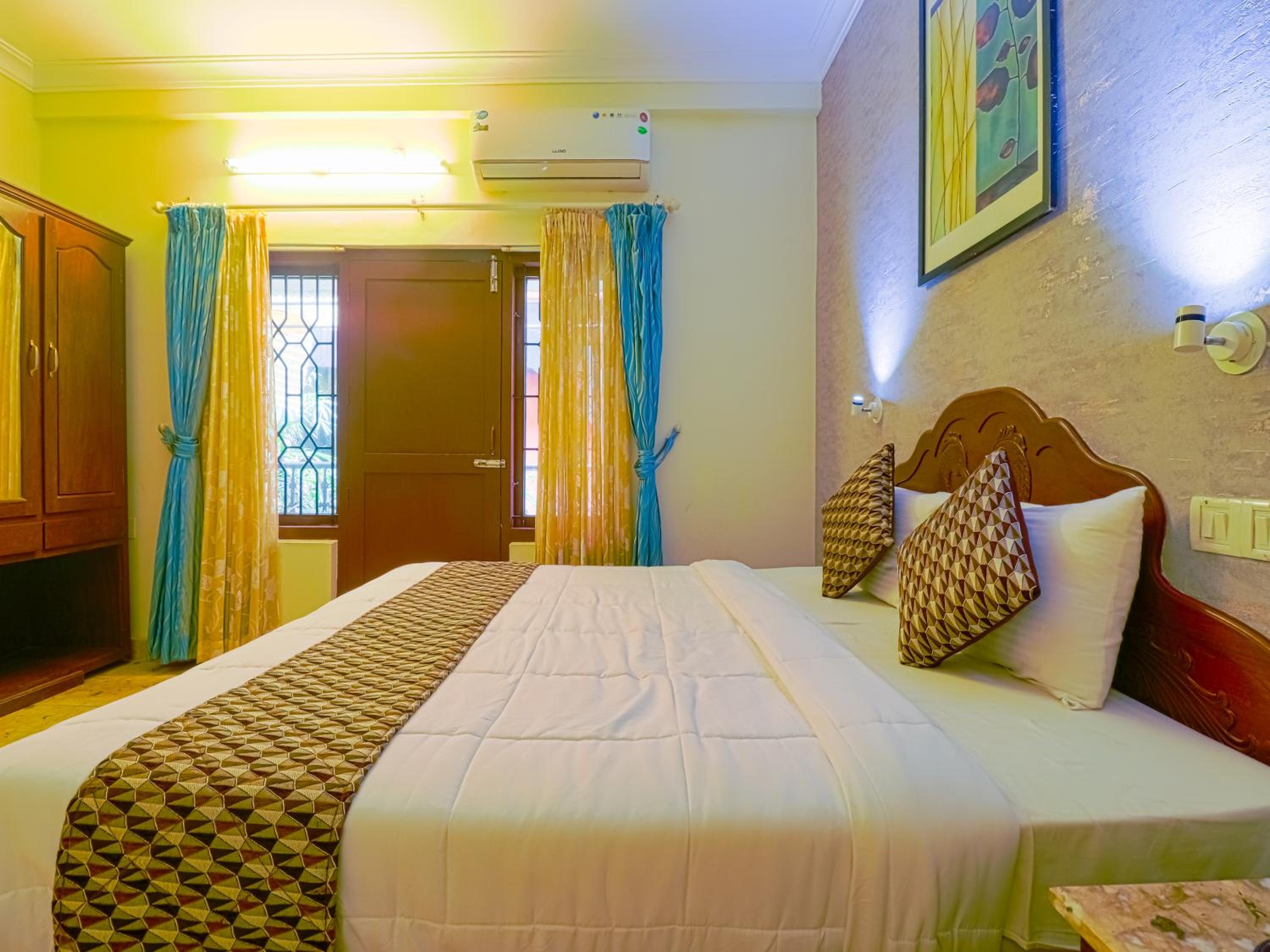 Double Room with Balcony - Photo 3