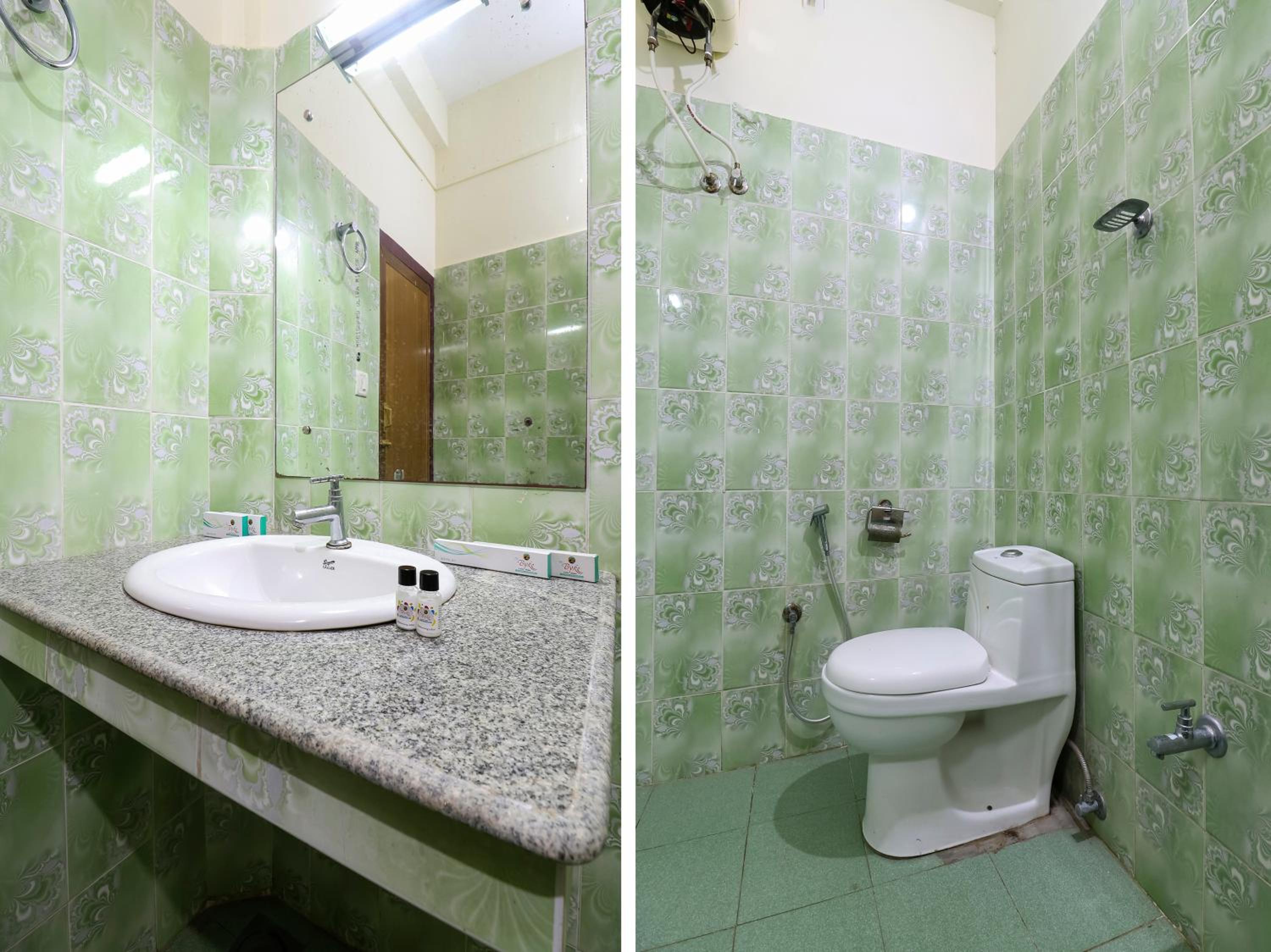 Double Room with Balcony - Photo 7