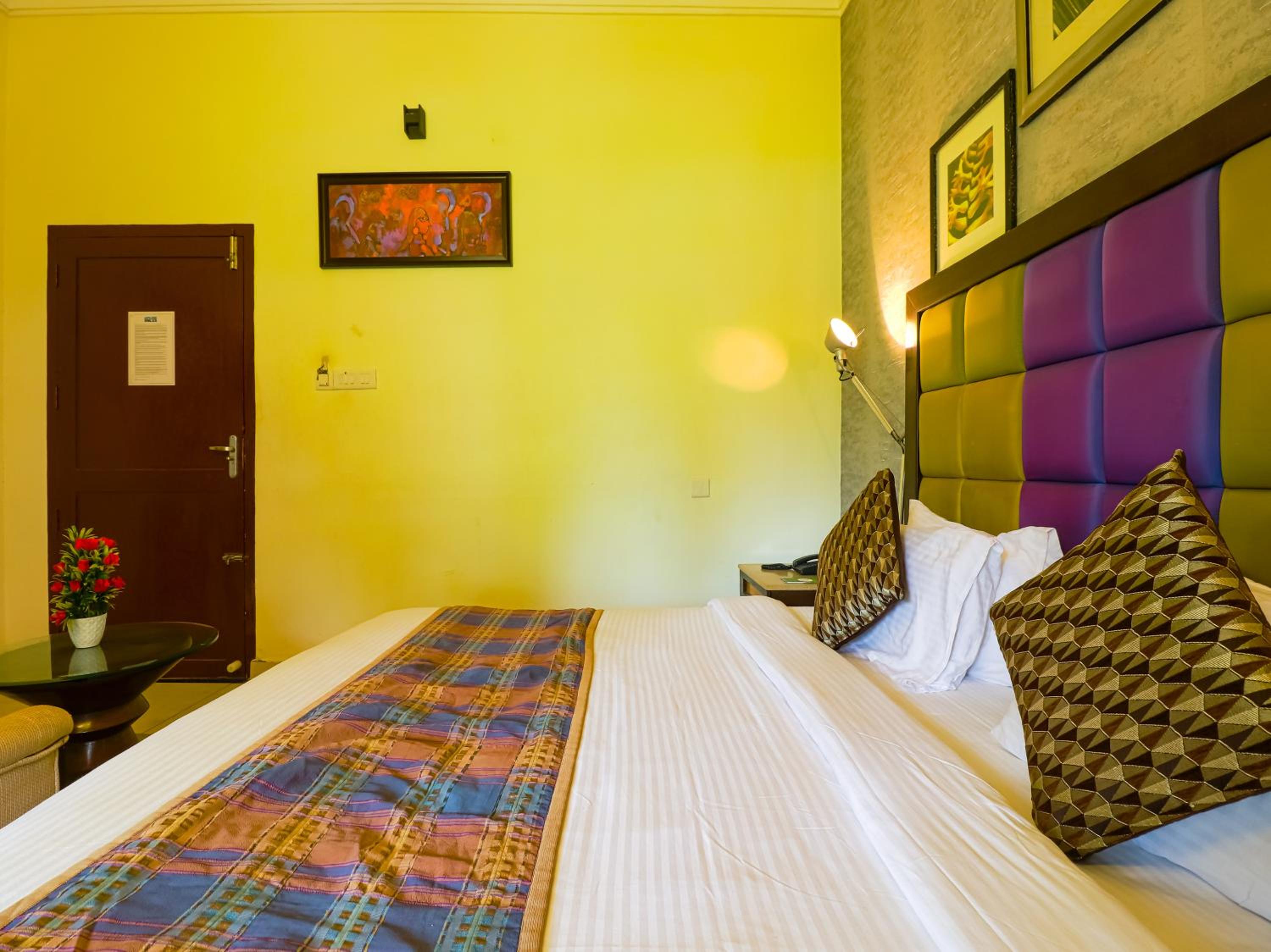 Deluxe Double Room with Balcony - Photo 5