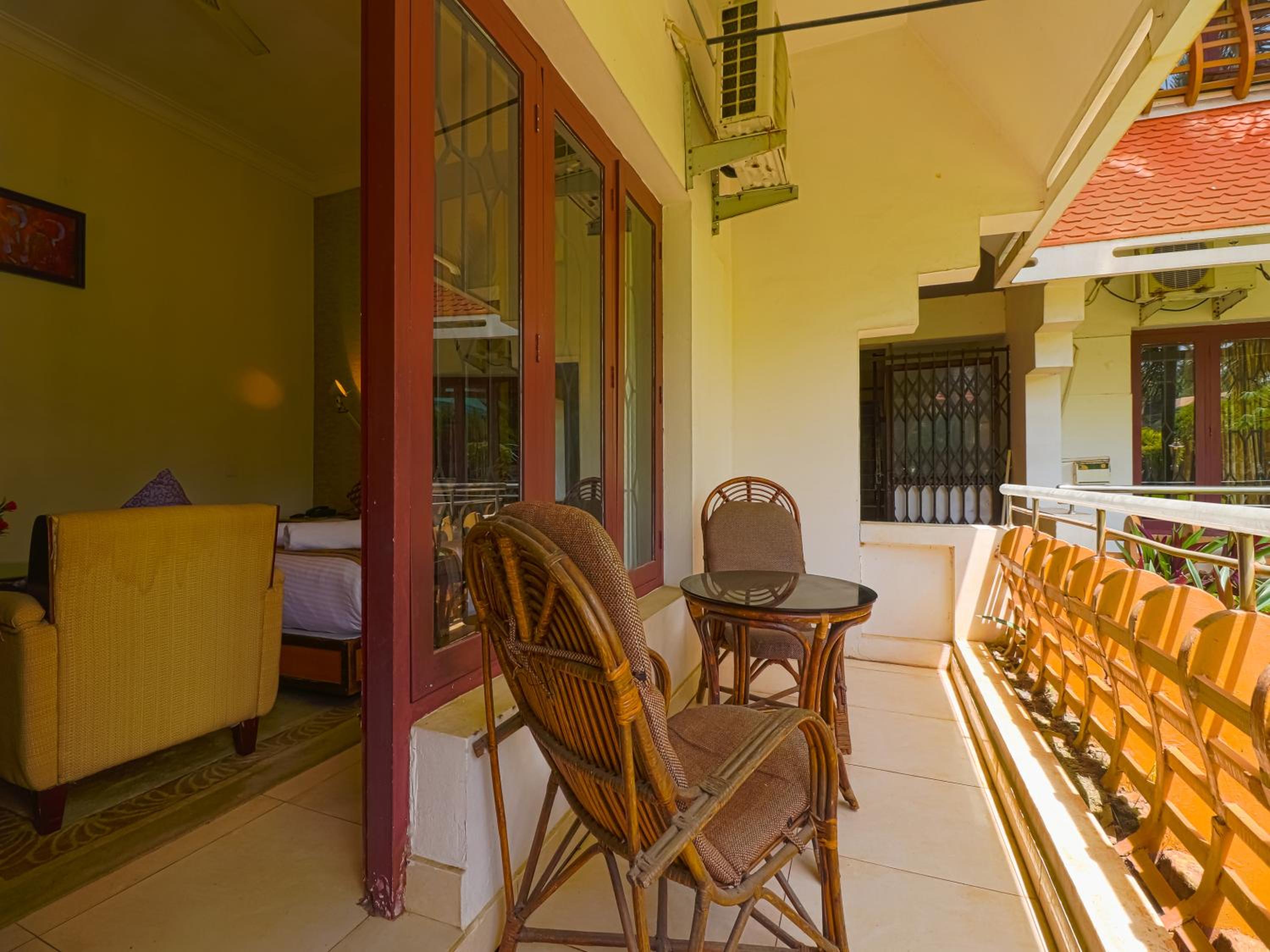 Deluxe Double Room with Balcony - Photo 4