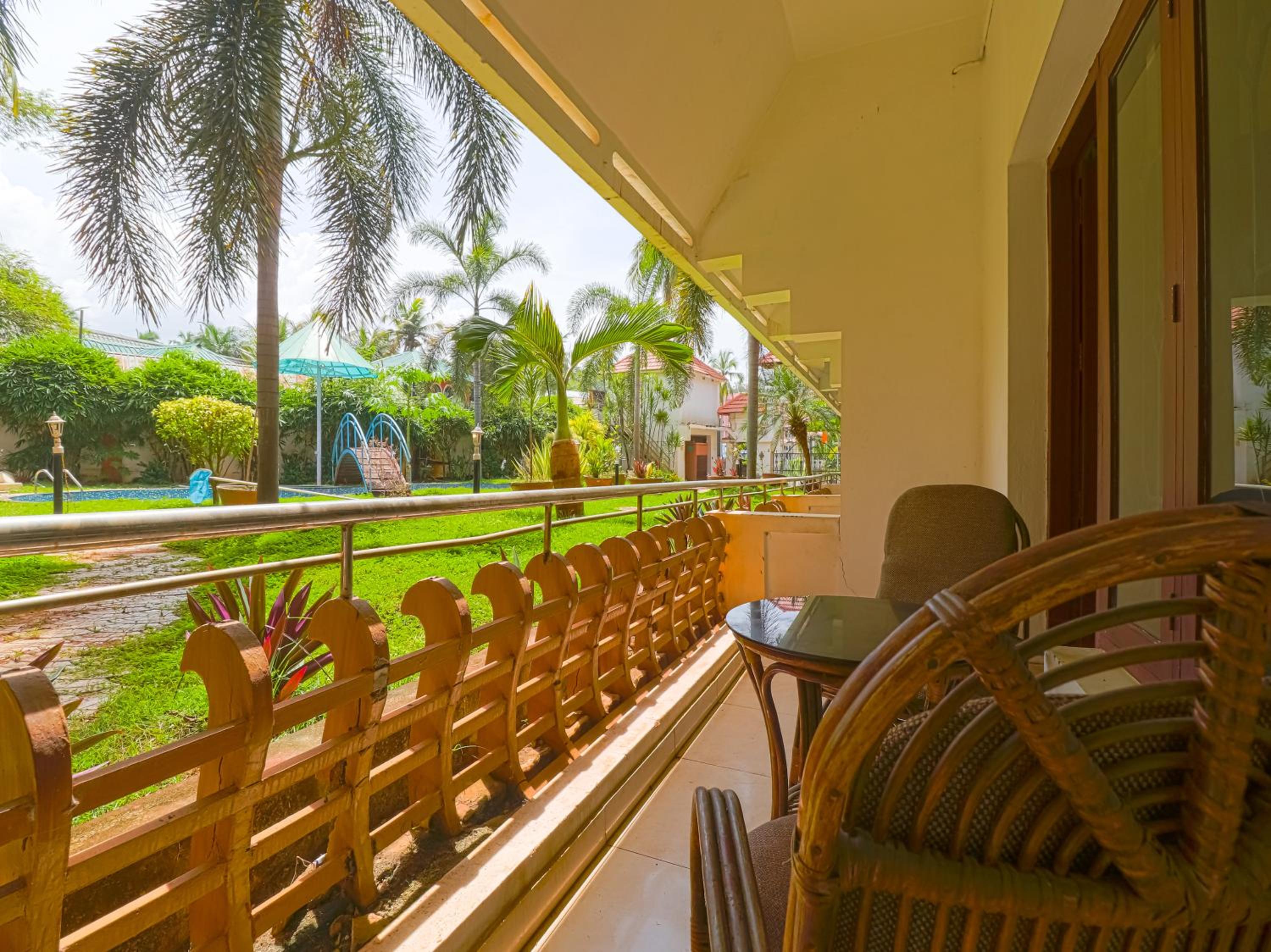 Deluxe Double Room with Balcony - Photo 10