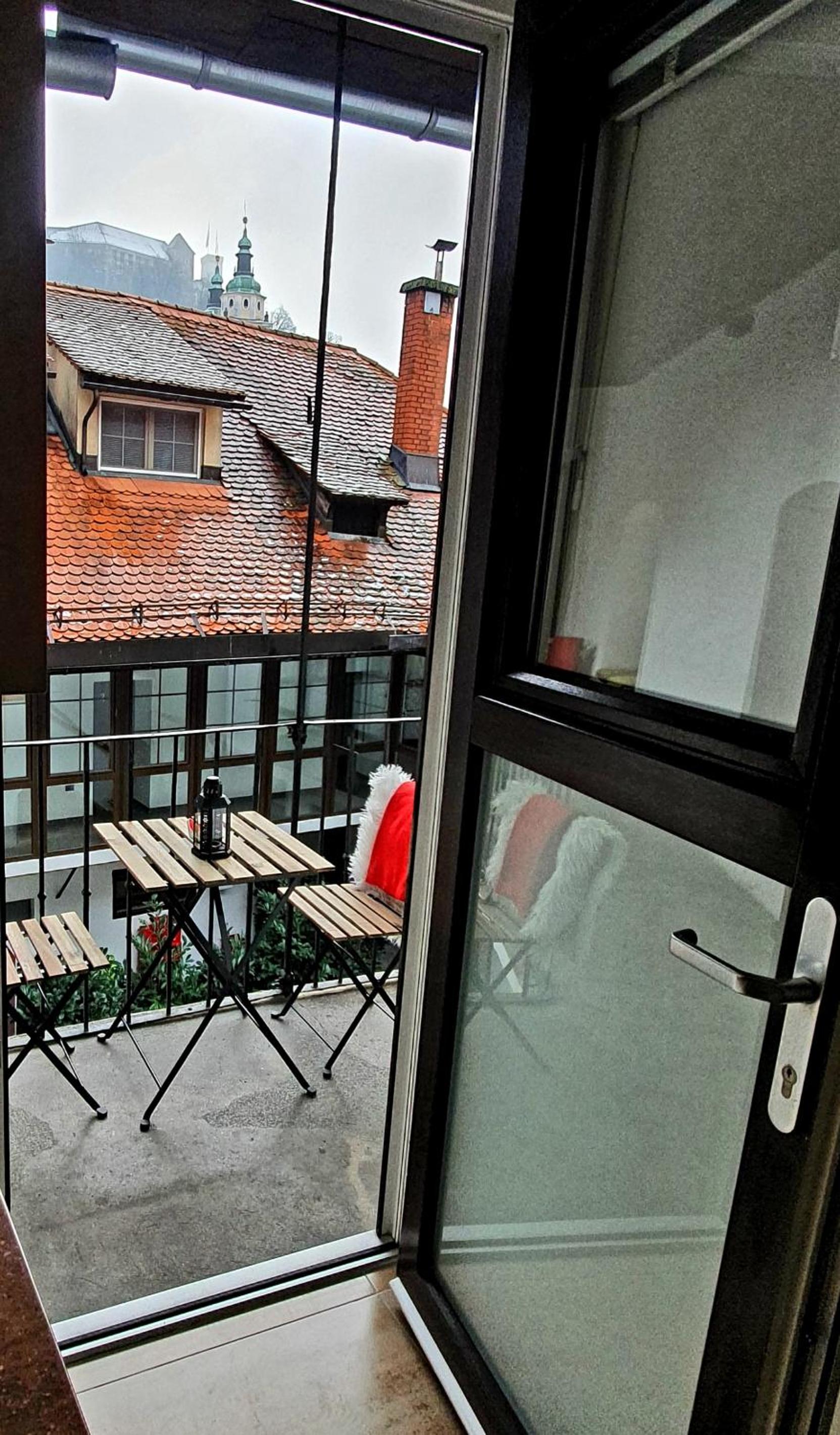 Studio with Balcony photo 2