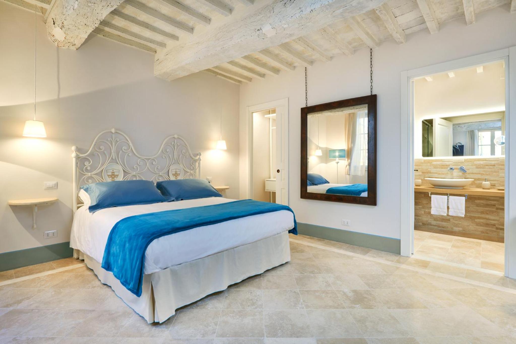Deluxe Room - Photo 12