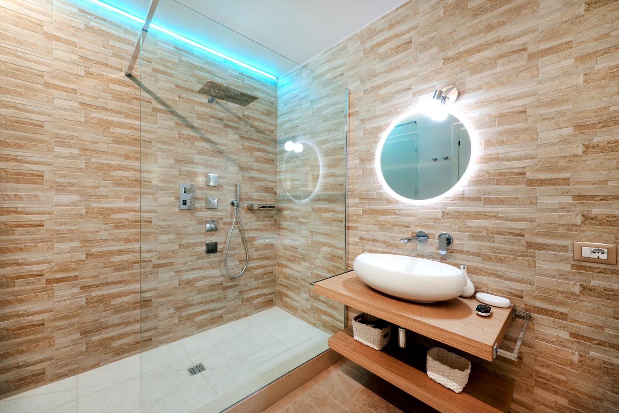 Deluxe Queen Room - Photo 13