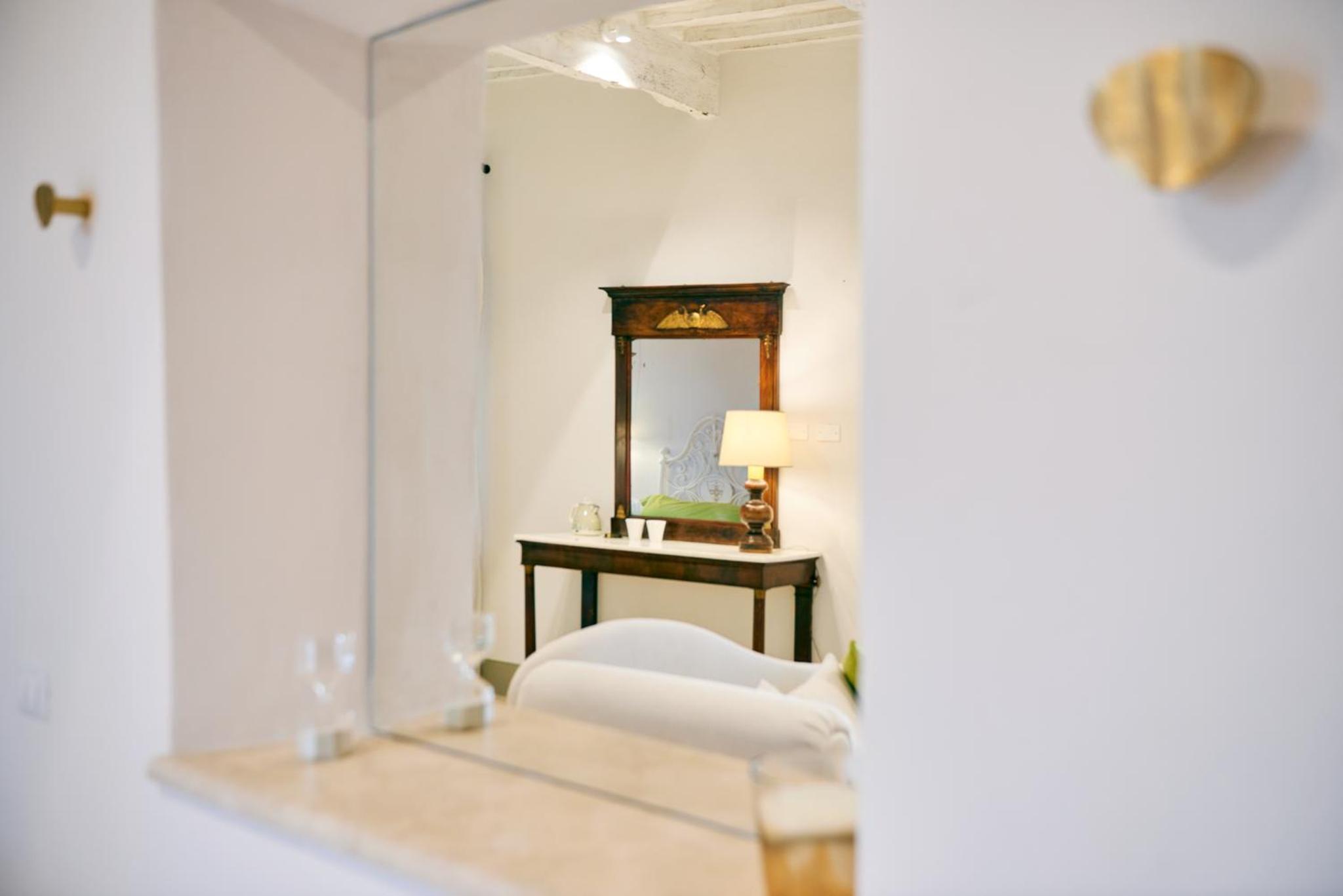 Deluxe Queen Room - Photo 10