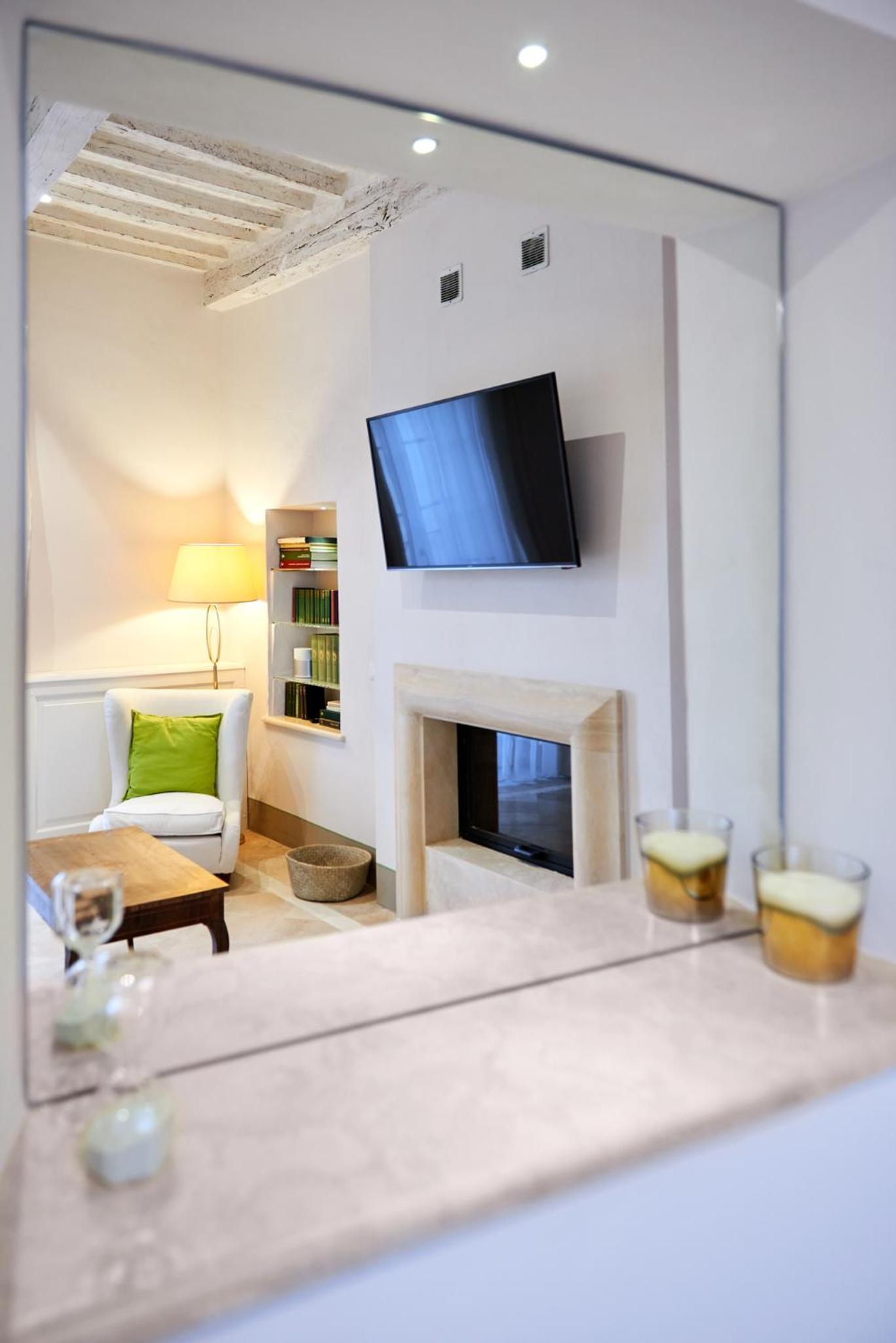 Deluxe Queen Room - Photo 9
