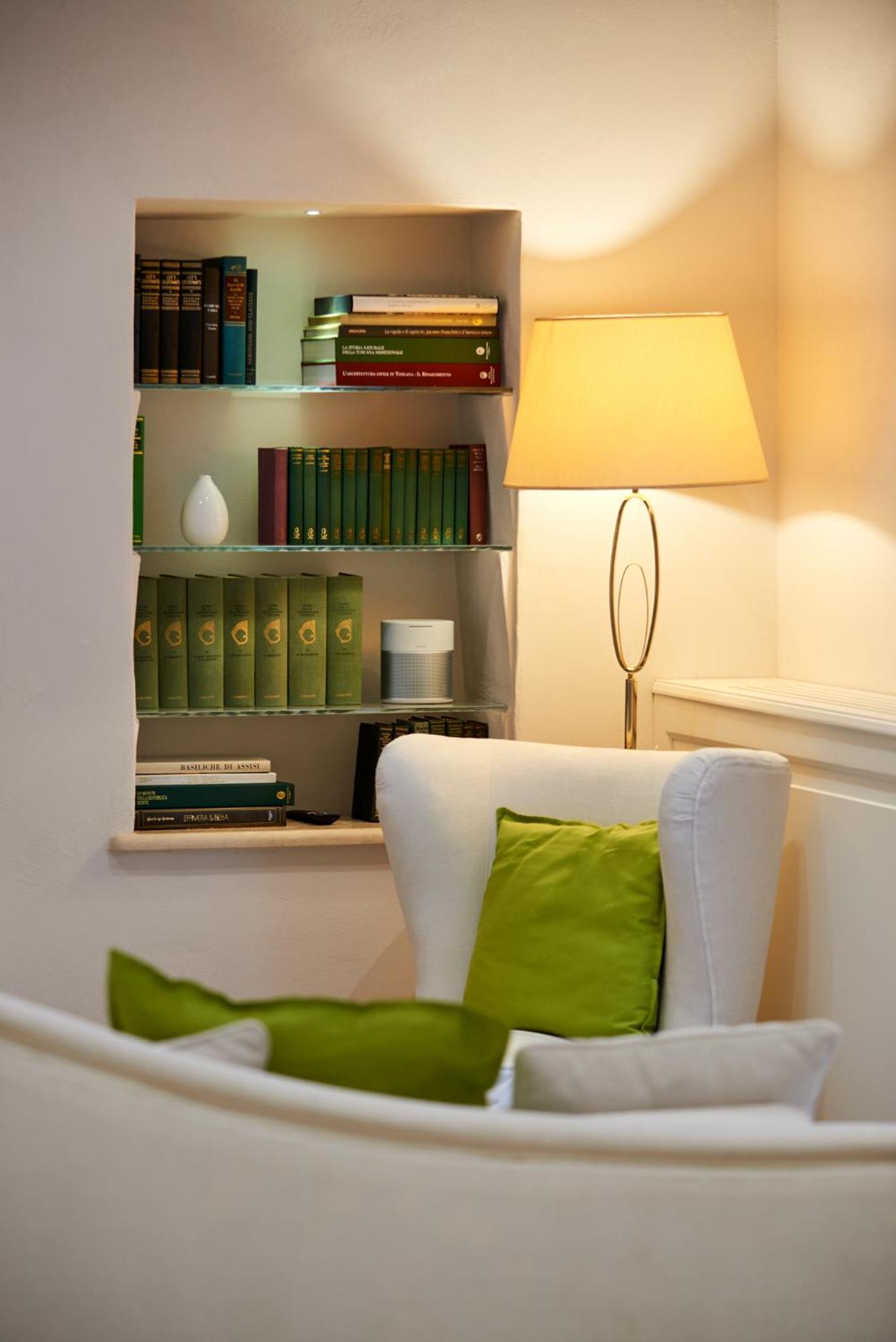 Deluxe Queen Room - Photo 12