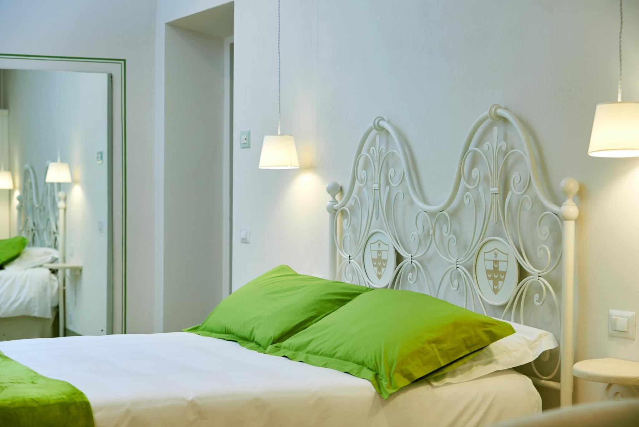 Deluxe Queen Room - Photo 16