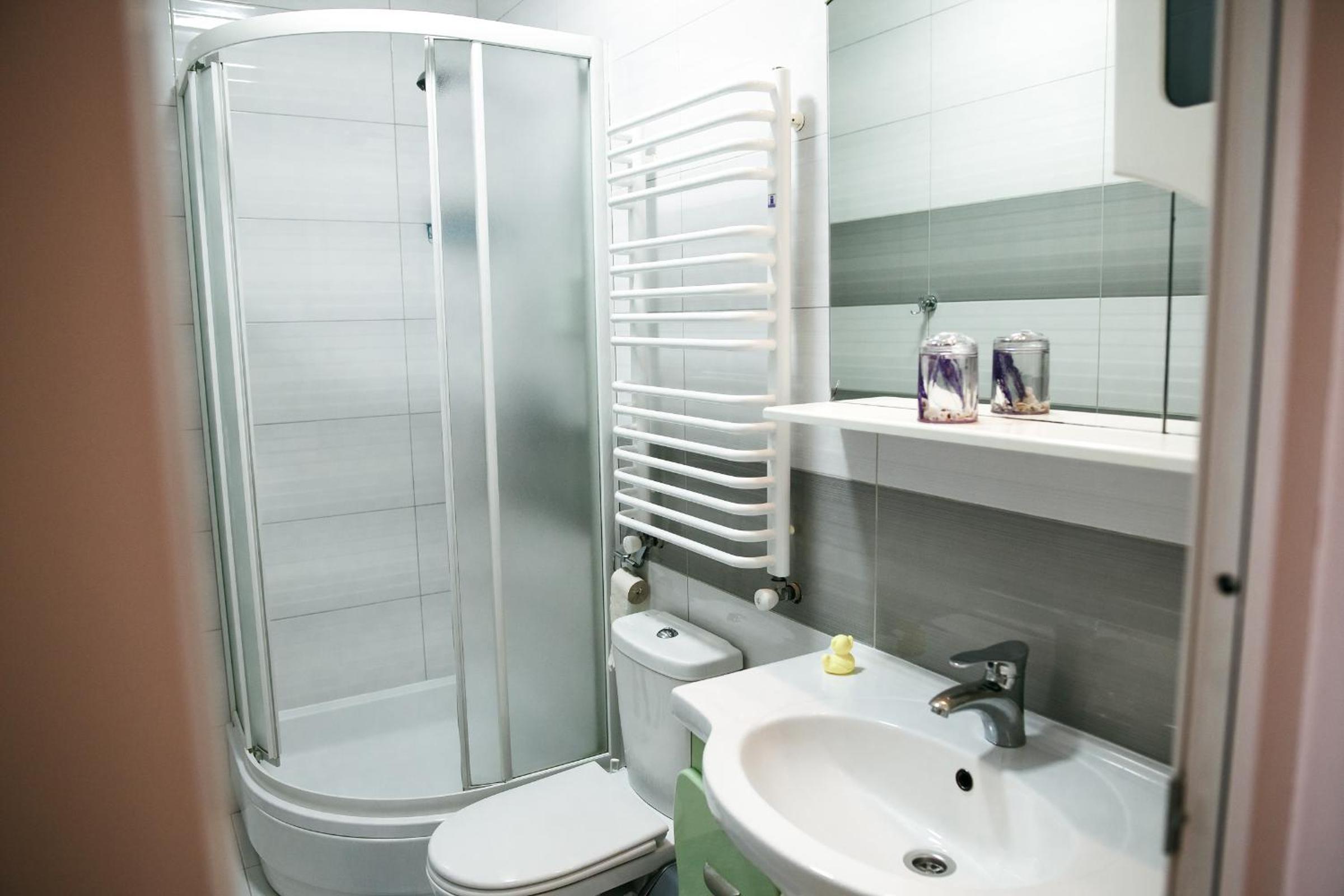 Family Room with Private Bathroom photo 3