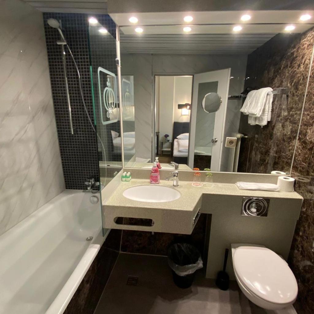 Standard Double or Twin Room photo 3