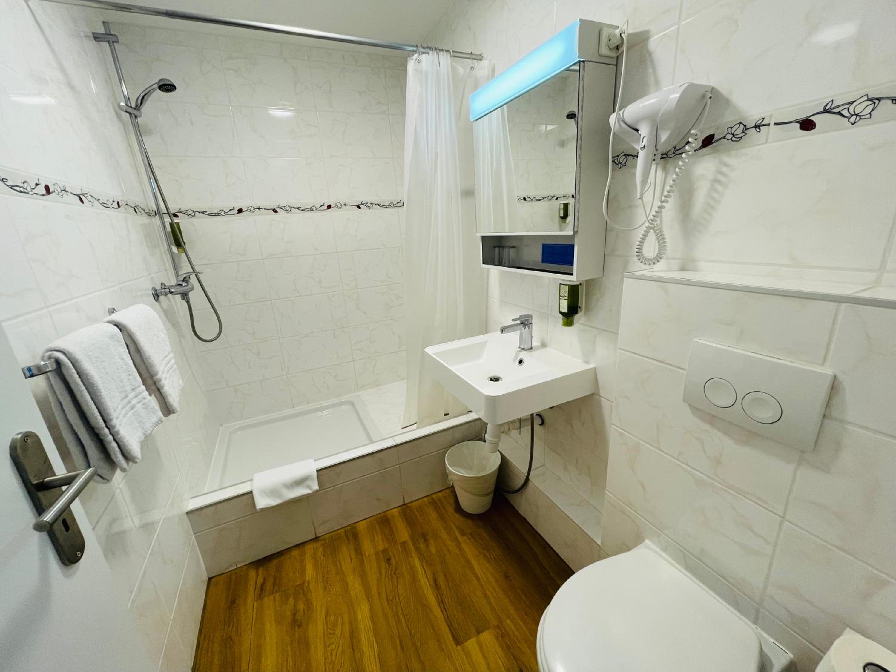 Standard Twin Room - Photo 5