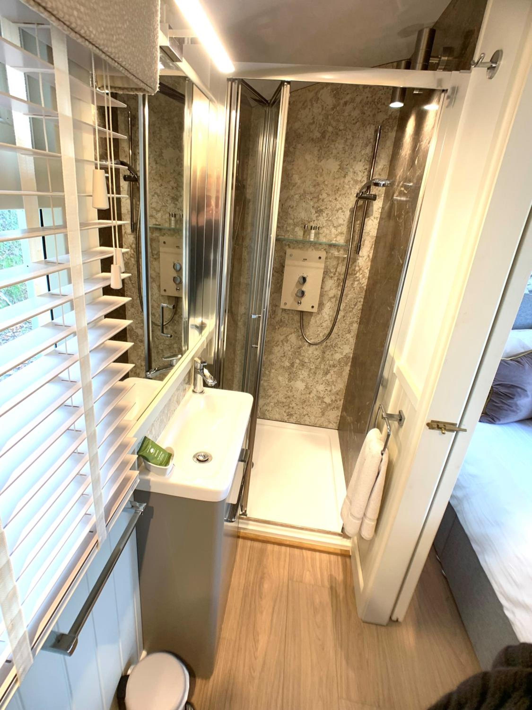 Deluxe Double Room with Shower photo 3
