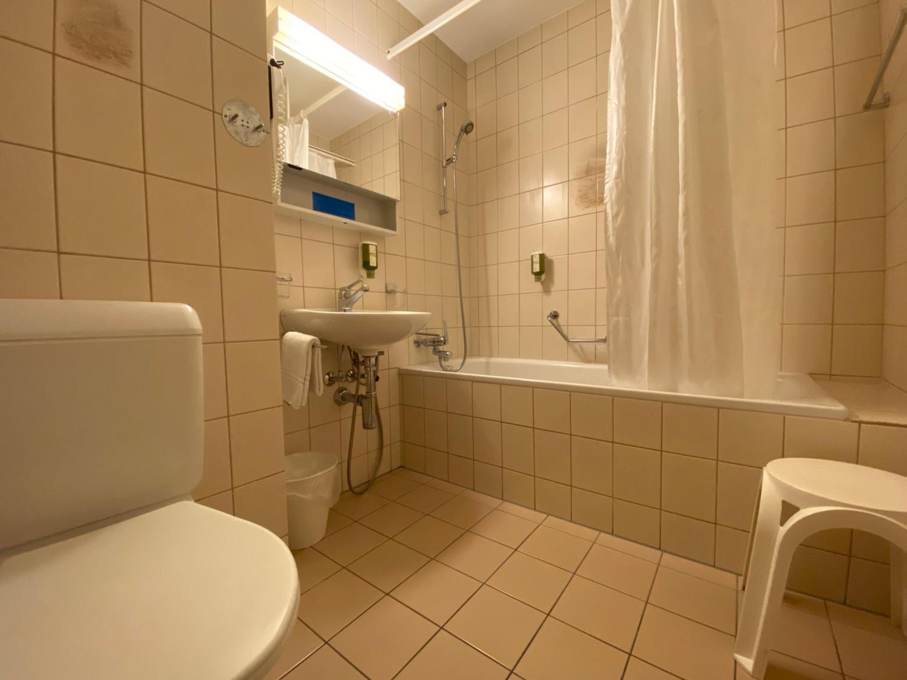 Standard Twin Room - Photo 3