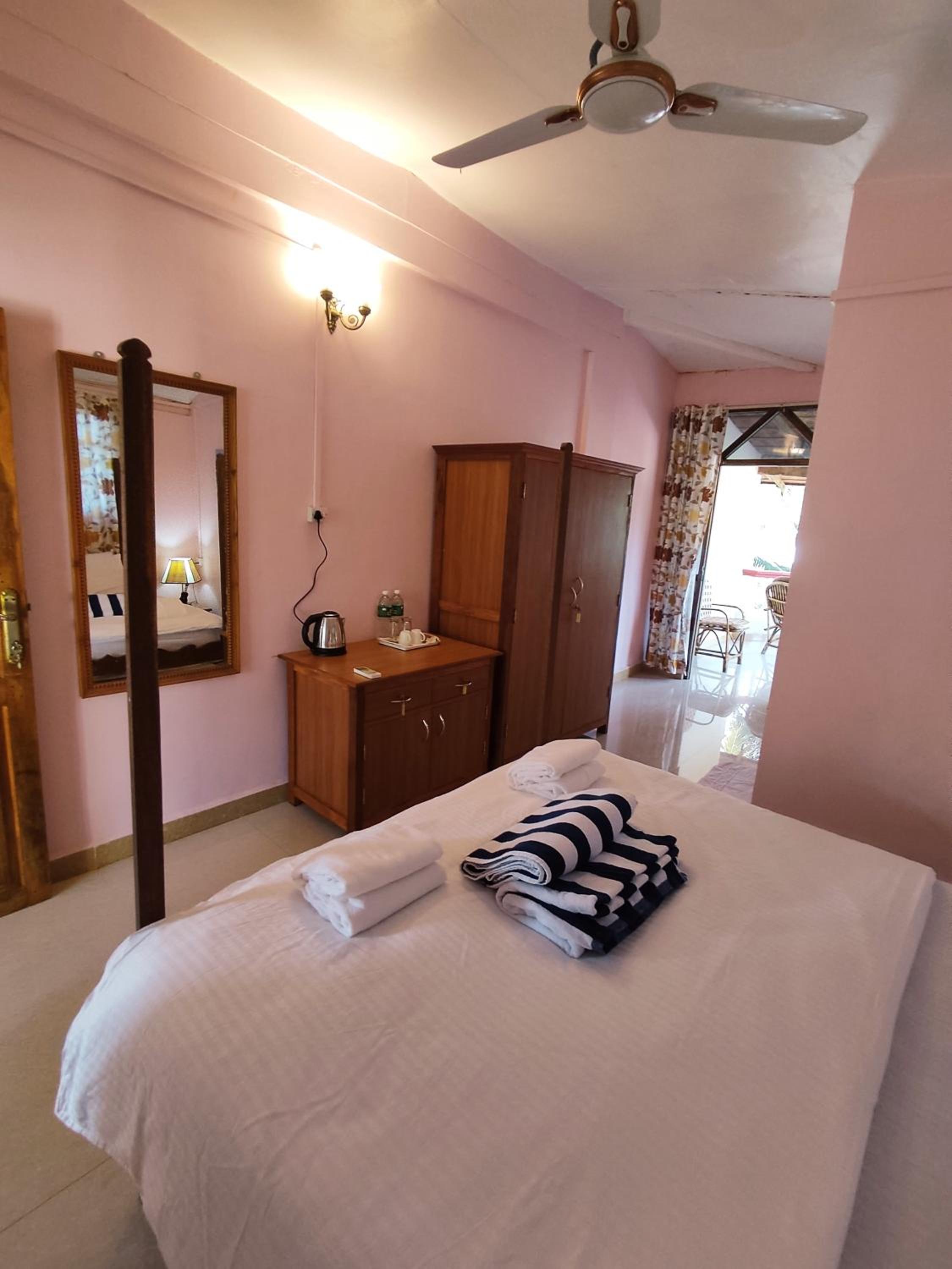 Queen Room with Sea View - Photo 9