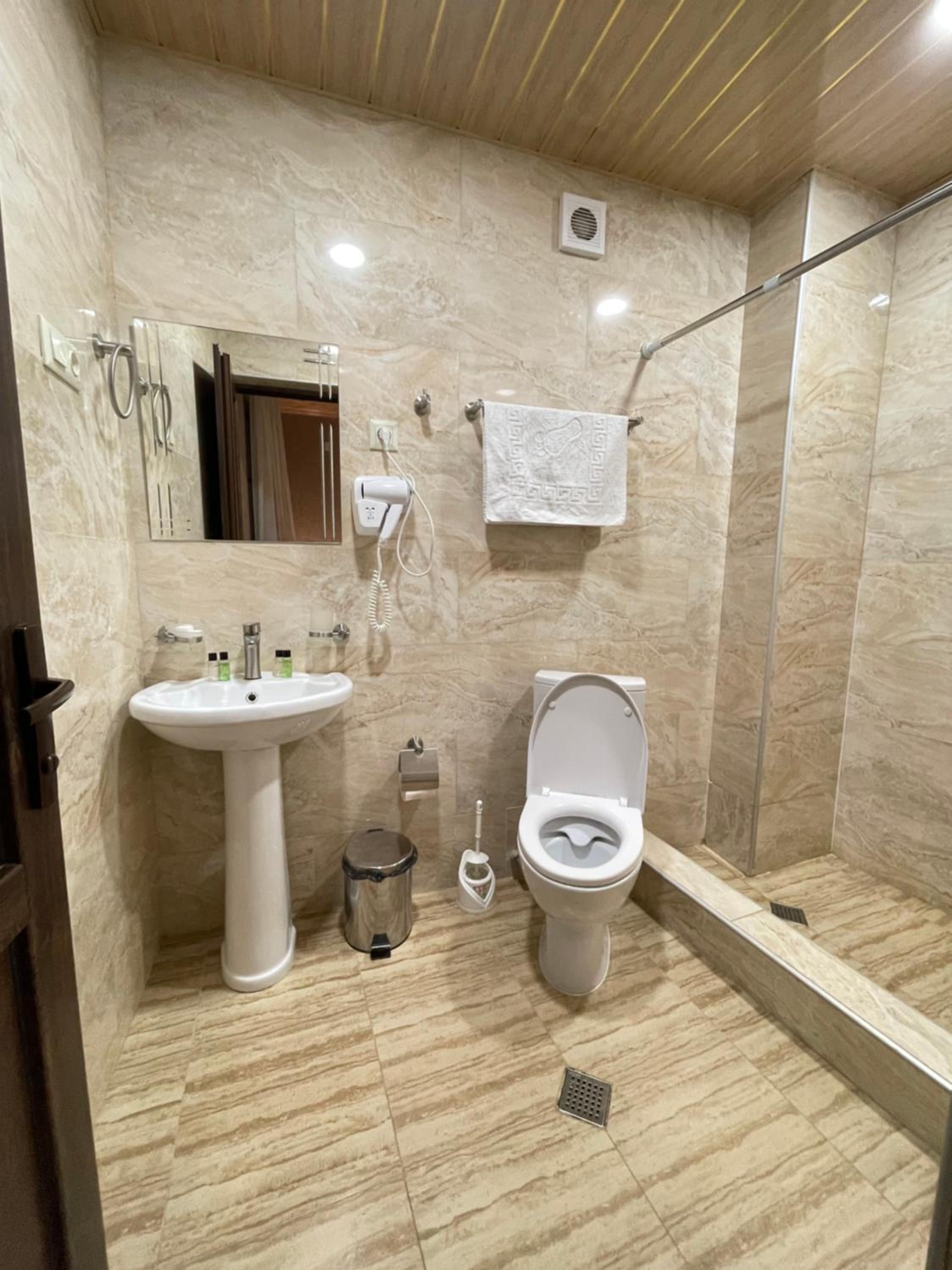 Standard Double or Twin Room with Balcony - Photo 6