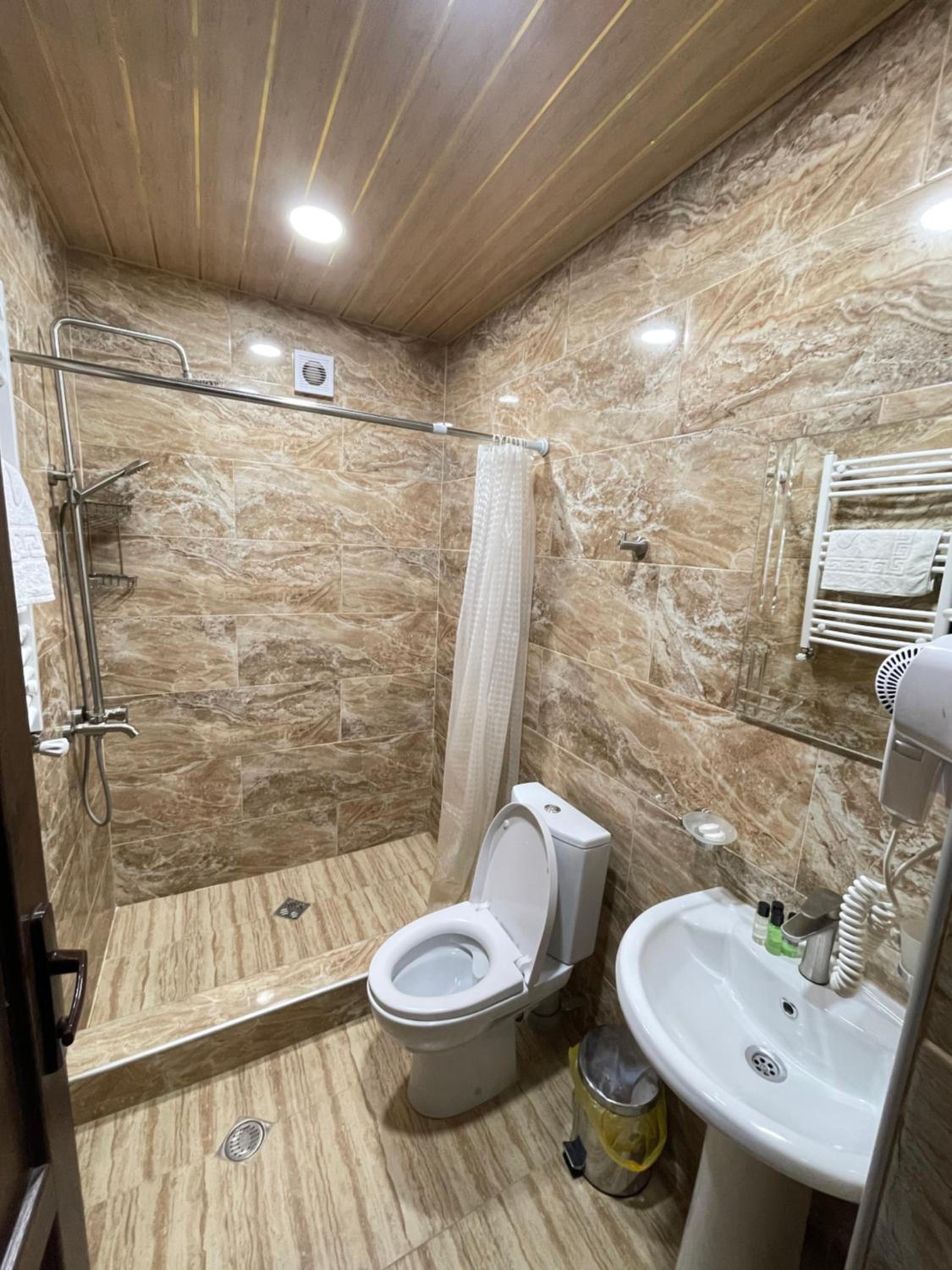 Standard Double or Twin Room with Balcony - Photo 4