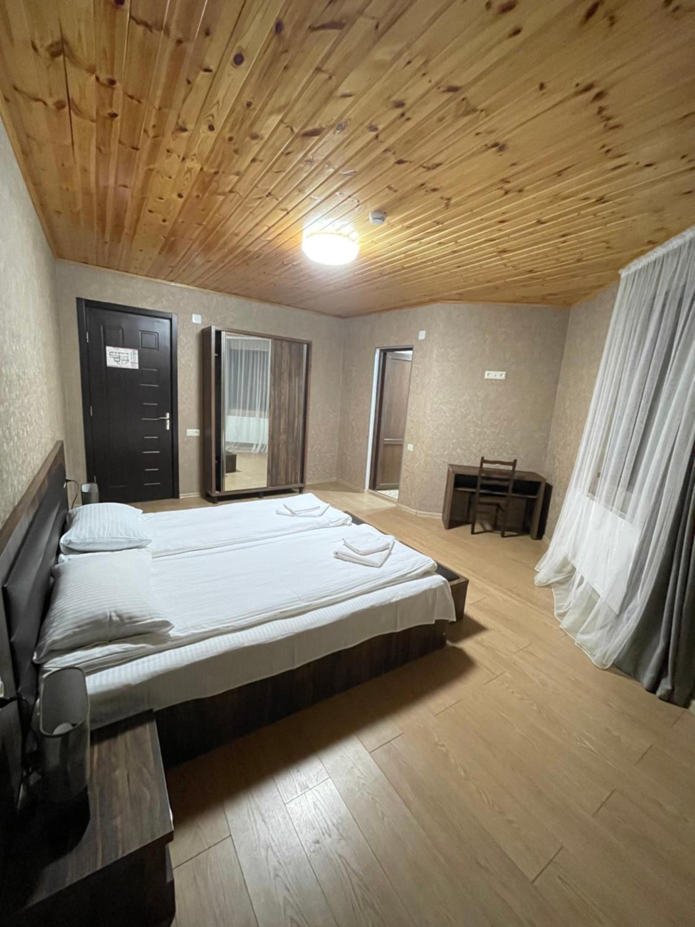 Standard Double or Twin Room with Balcony - Photo 10