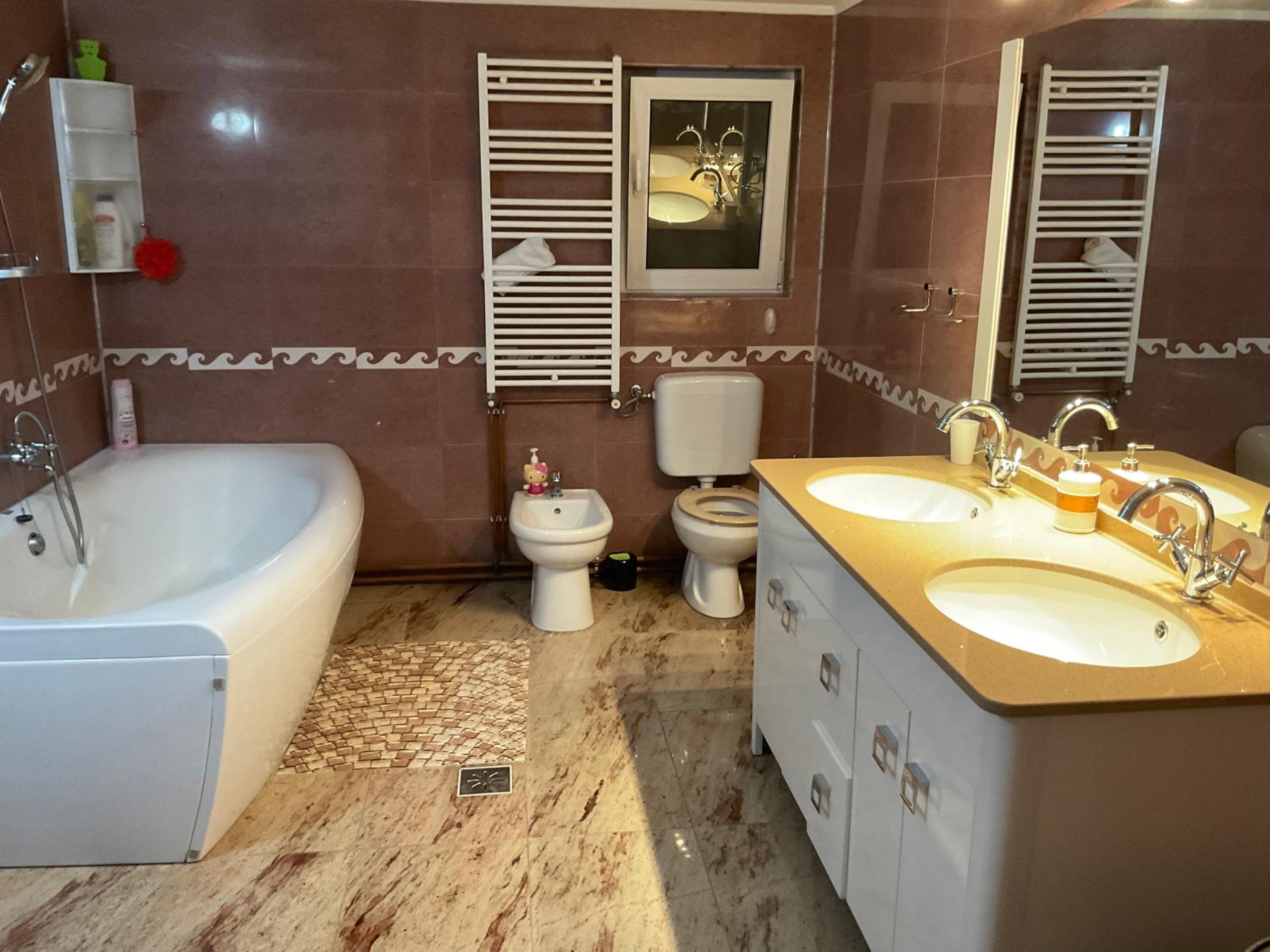 Deluxe Room (2 Adults + 1 Child) - Photo 2