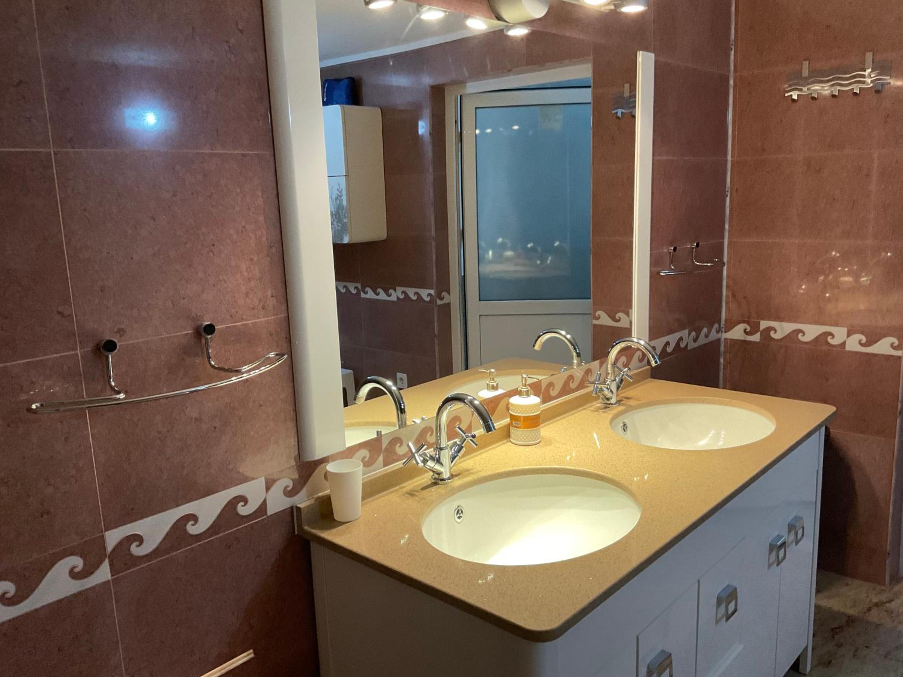 Deluxe Room (2 Adults + 1 Child) - Photo 4