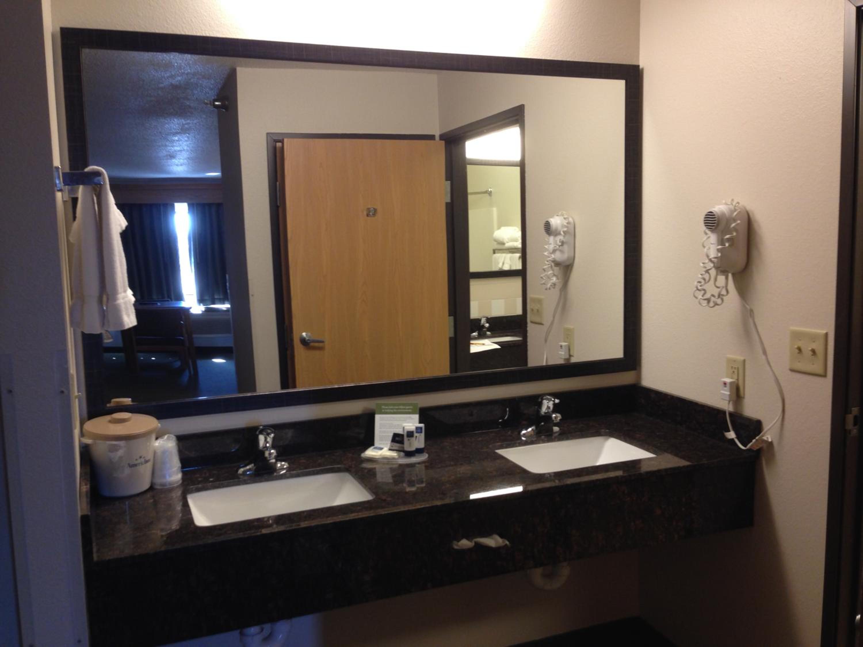 Queen Suite - Non-Smoking - Photo 2