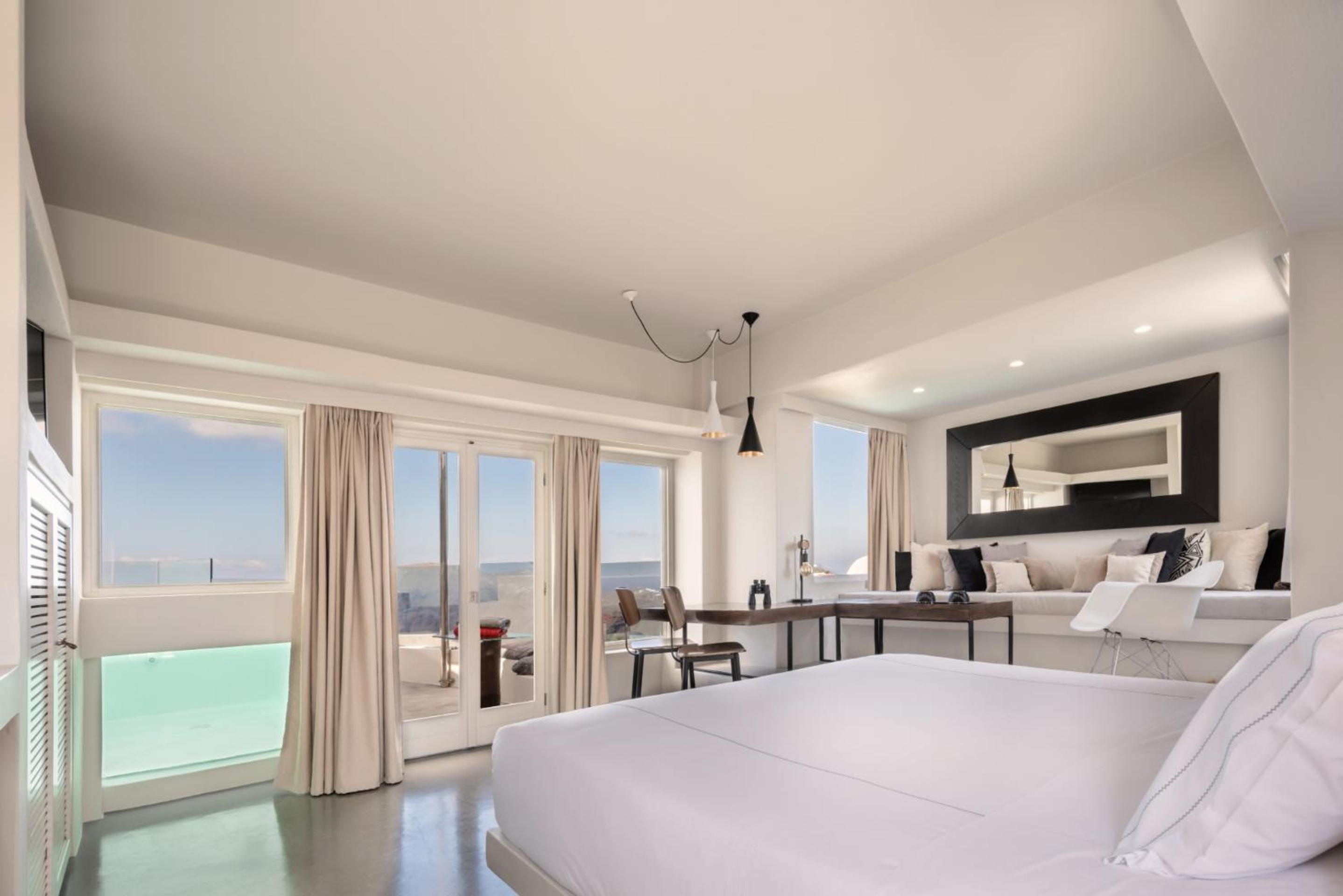 Deluxe Suite with Outdoor Hot tub and Caldera View